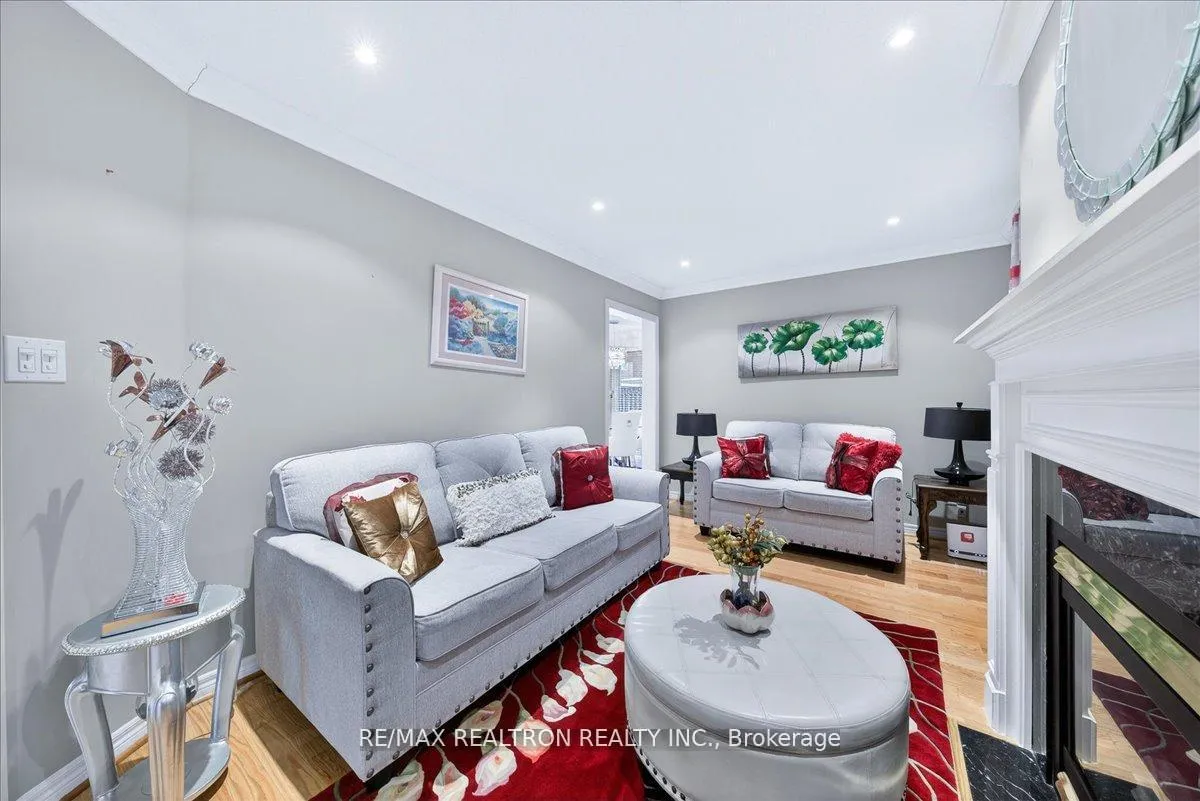 Photo 8 of 23 D'amato Crescent, Vaughan, Maple — HOMEH