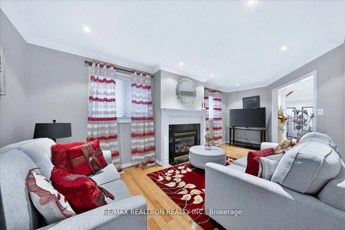 Photo 9 of 23 D'amato Crescent, Vaughan, Maple — HOMEH