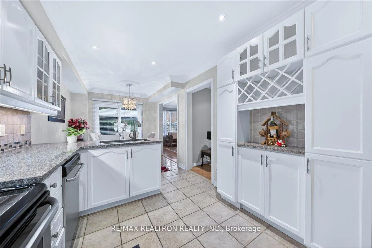 Photo 12 of 23 D'amato Crescent, Vaughan, Maple — HOMEH