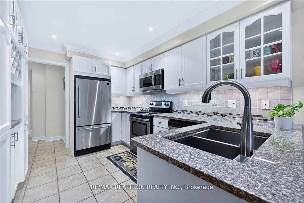 Photo 13 of 23 D'amato Crescent, Vaughan, Maple — HOMEH