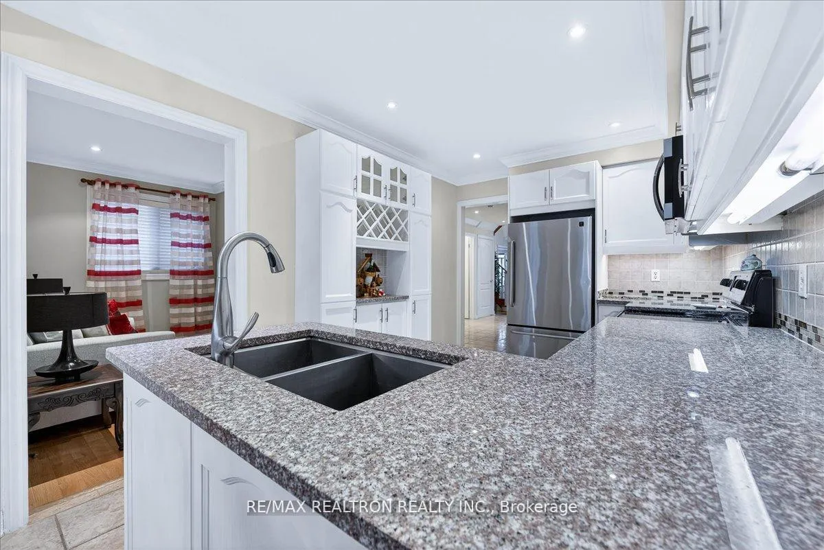 Photo 14 of 23 D'amato Crescent, Vaughan, Maple — HOMEH
