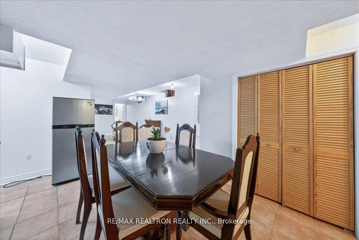 Photo 32 of 23 D'amato Crescent, Vaughan, Maple — HOMEH