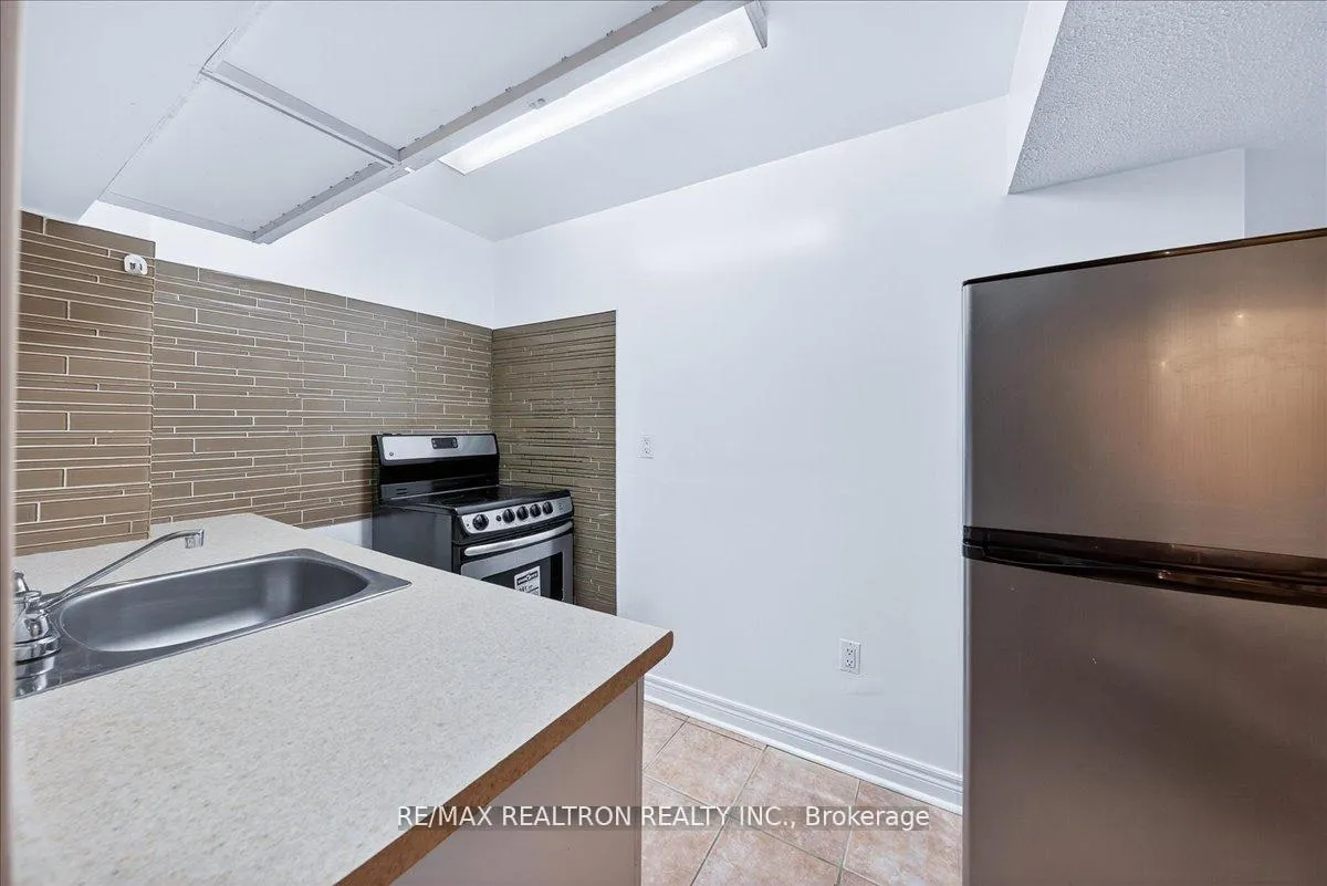 Photo 33 of 23 D'amato Crescent, Vaughan, Maple — HOMEH