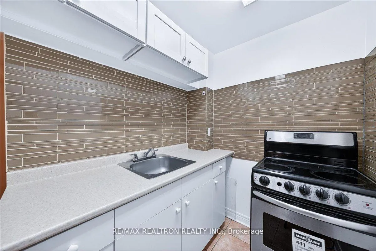 Photo 34 of 23 D'amato Crescent, Vaughan, Maple — HOMEH