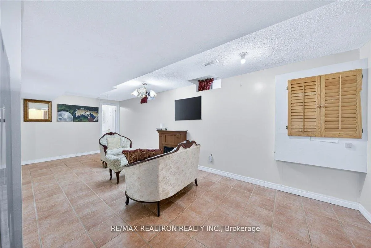 Photo 37 of 23 D'amato Crescent, Vaughan, Maple — HOMEH