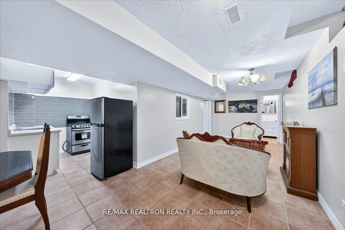 Photo 38 of 23 D'amato Crescent, Vaughan, Maple — HOMEH