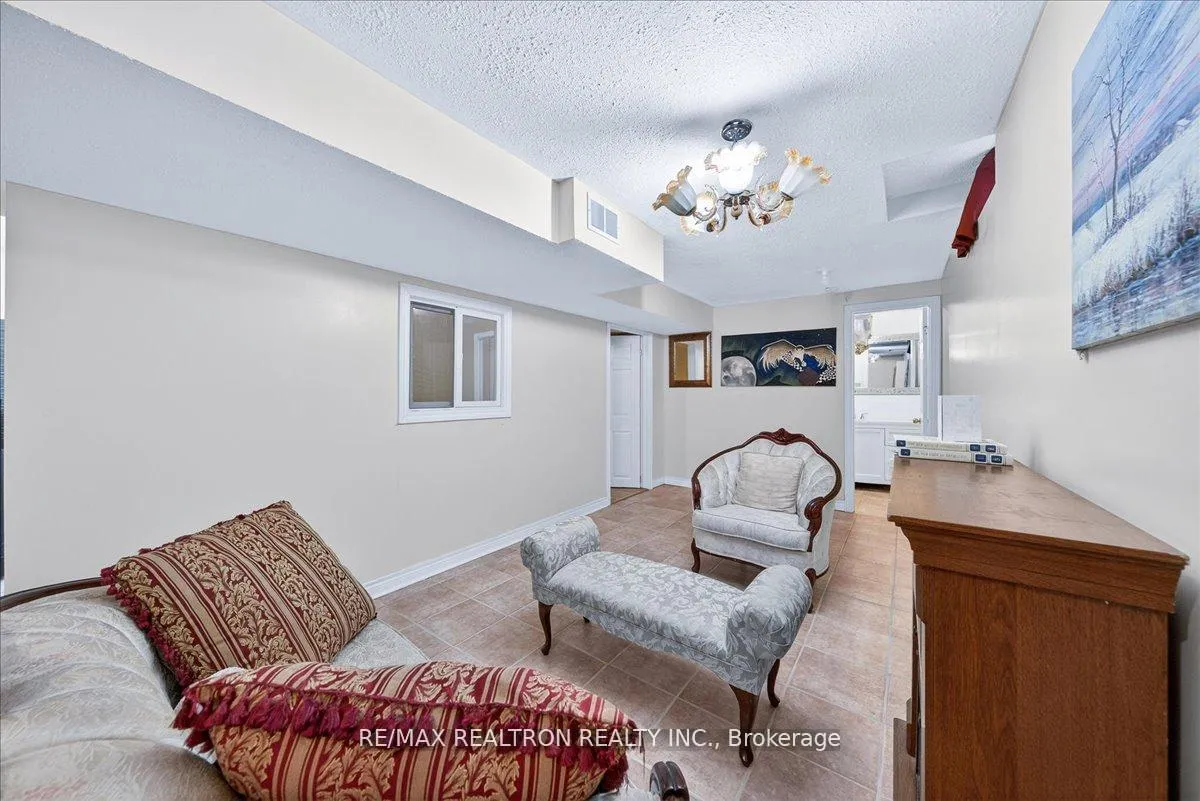 Photo 39 of 23 D'amato Crescent, Vaughan, Maple — HOMEH