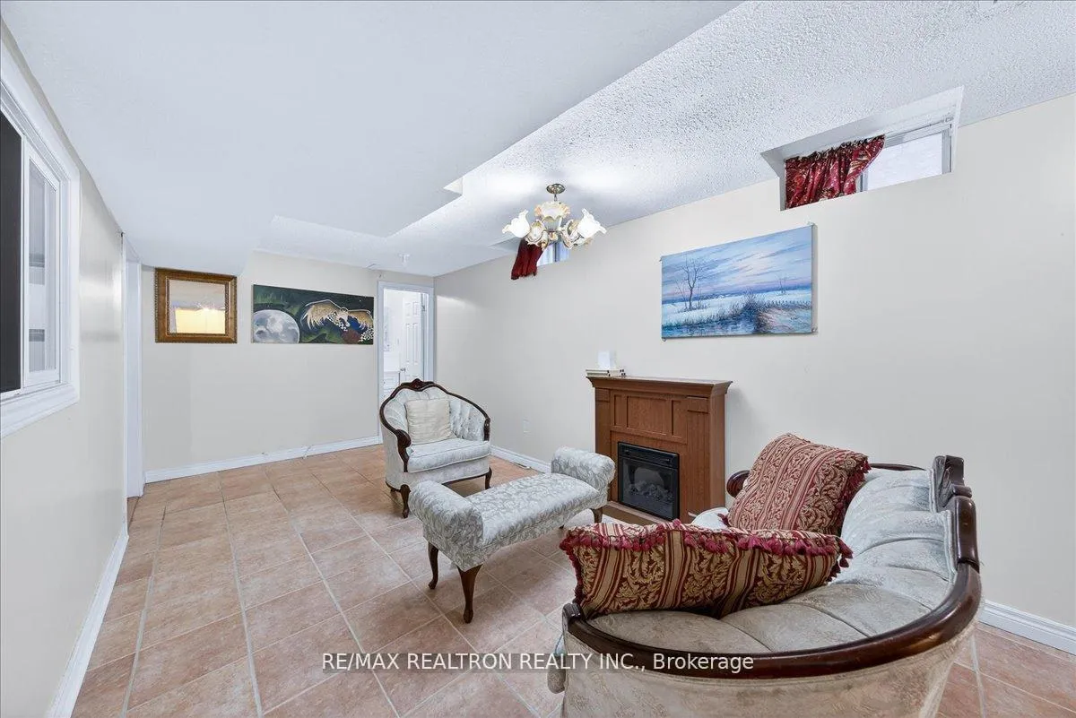 Photo 40 of 23 D'amato Crescent, Vaughan, Maple — HOMEH