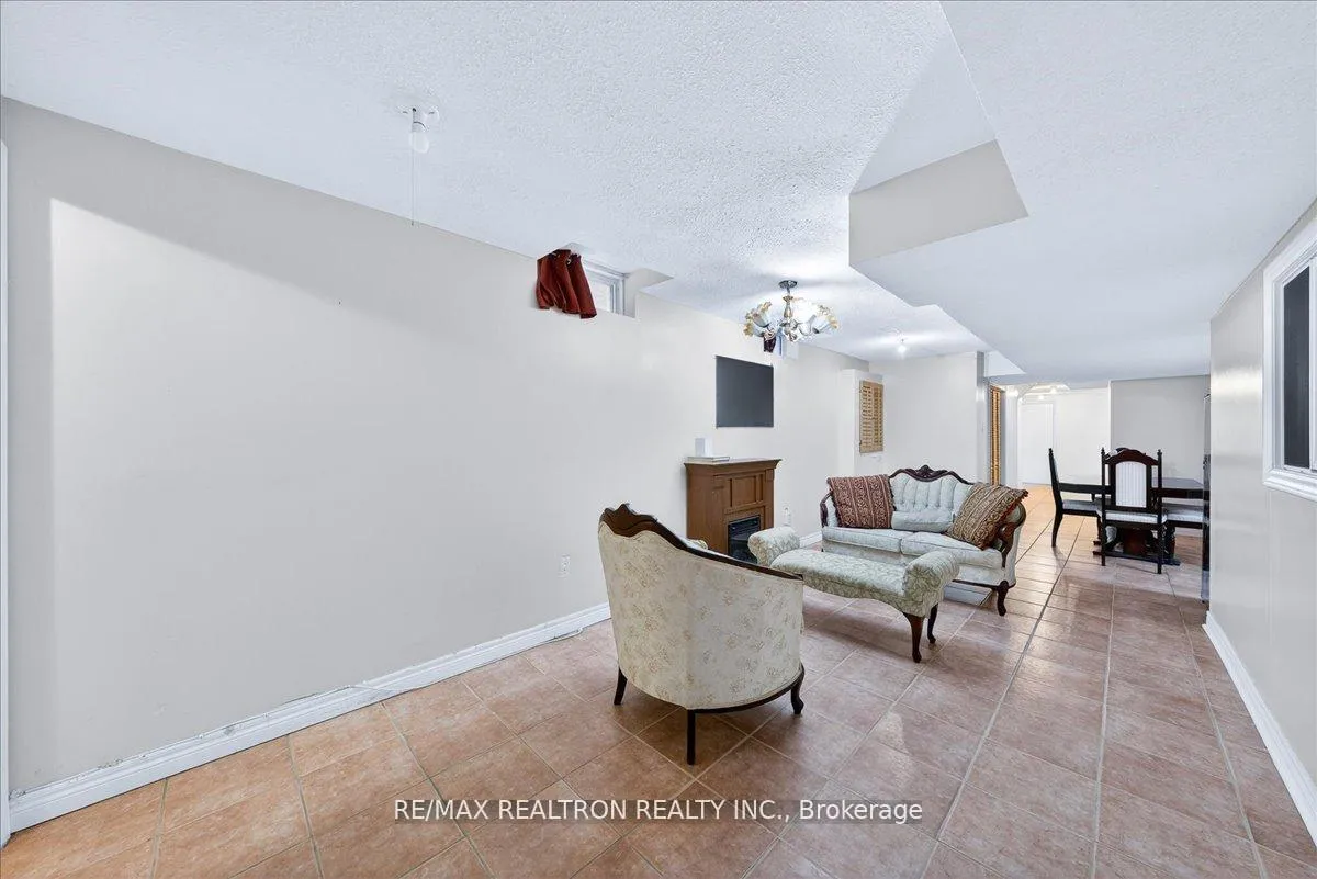 Photo 41 of 23 D'amato Crescent, Vaughan, Maple — HOMEH