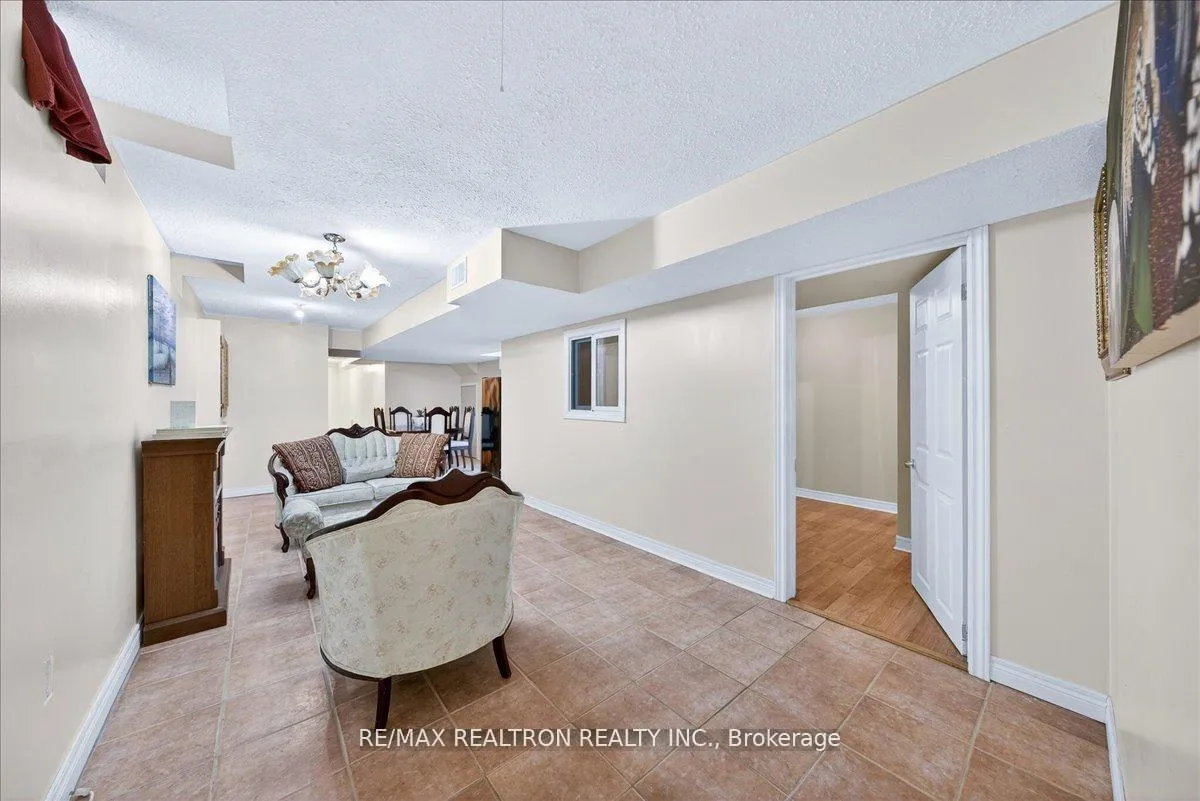 Photo 43 of 23 D'amato Crescent, Vaughan, Maple — HOMEH