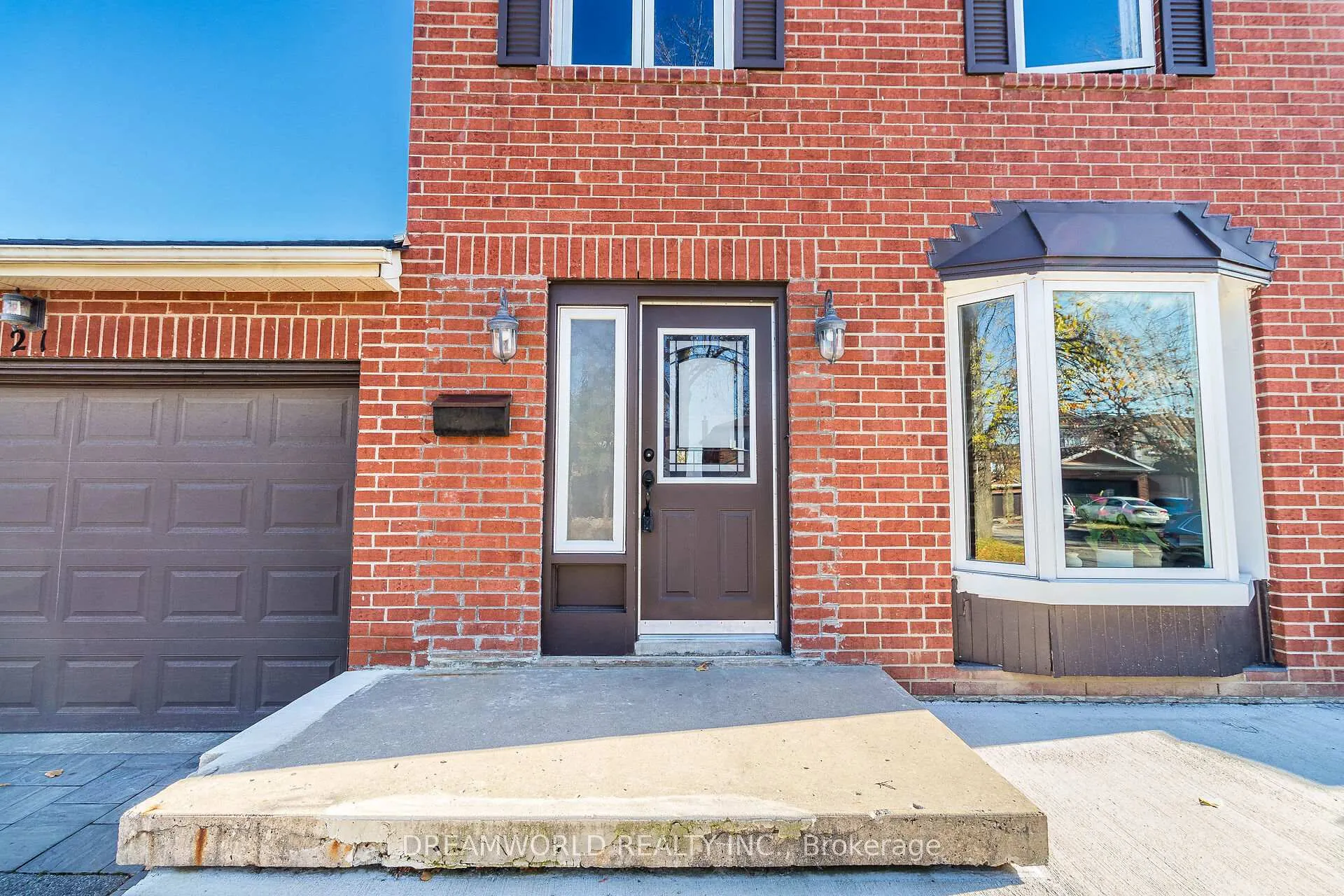 Photo 3 of 21 Irish Moss Court, Vaughan, East Woodbridge — HOMEH