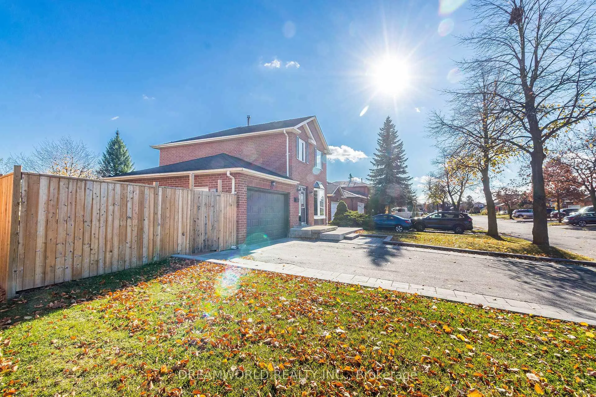 Photo 4 of 21 Irish Moss Court, Vaughan, East Woodbridge — HOMEH