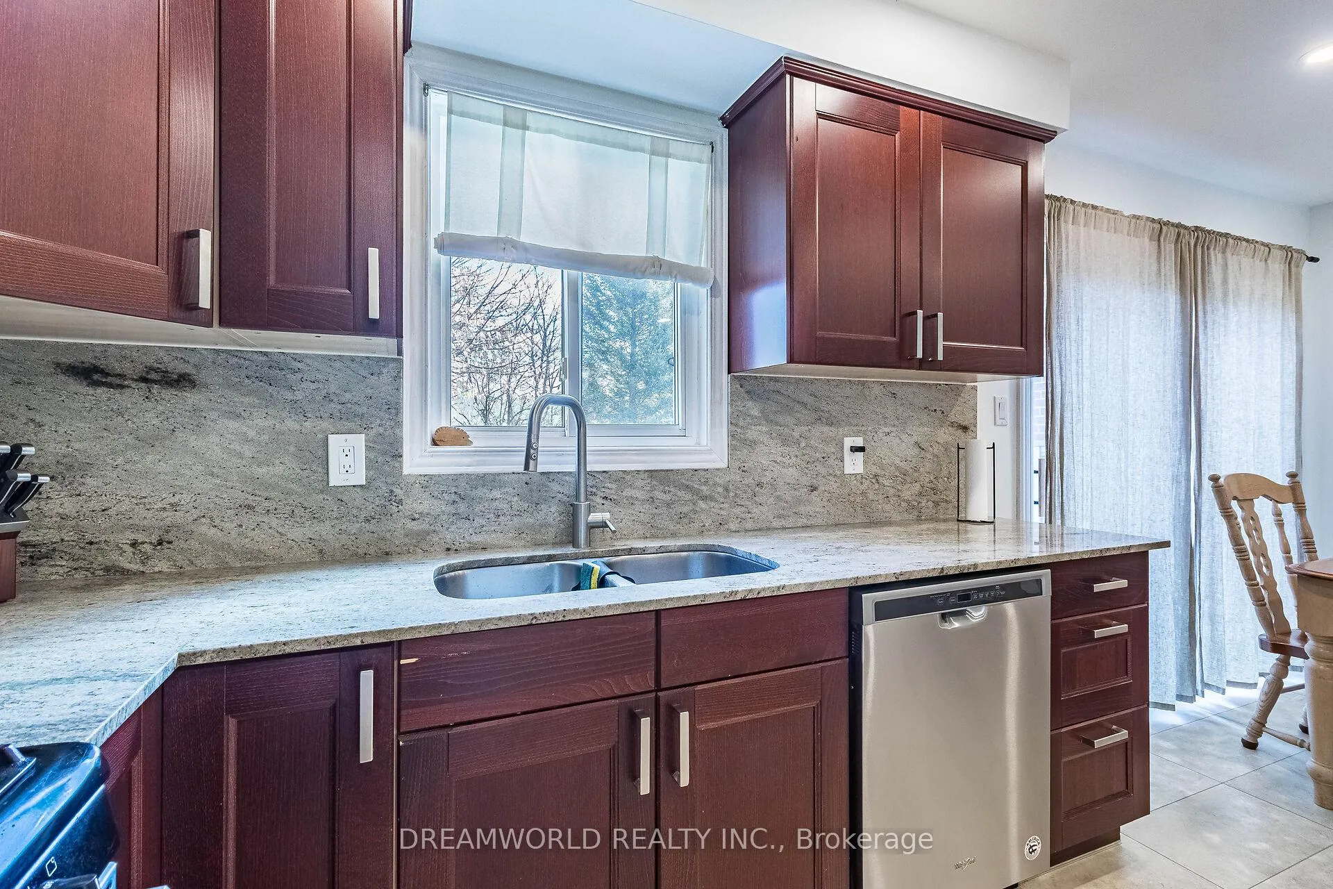 Photo 16 of 21 Irish Moss Court, Vaughan, East Woodbridge — HOMEH