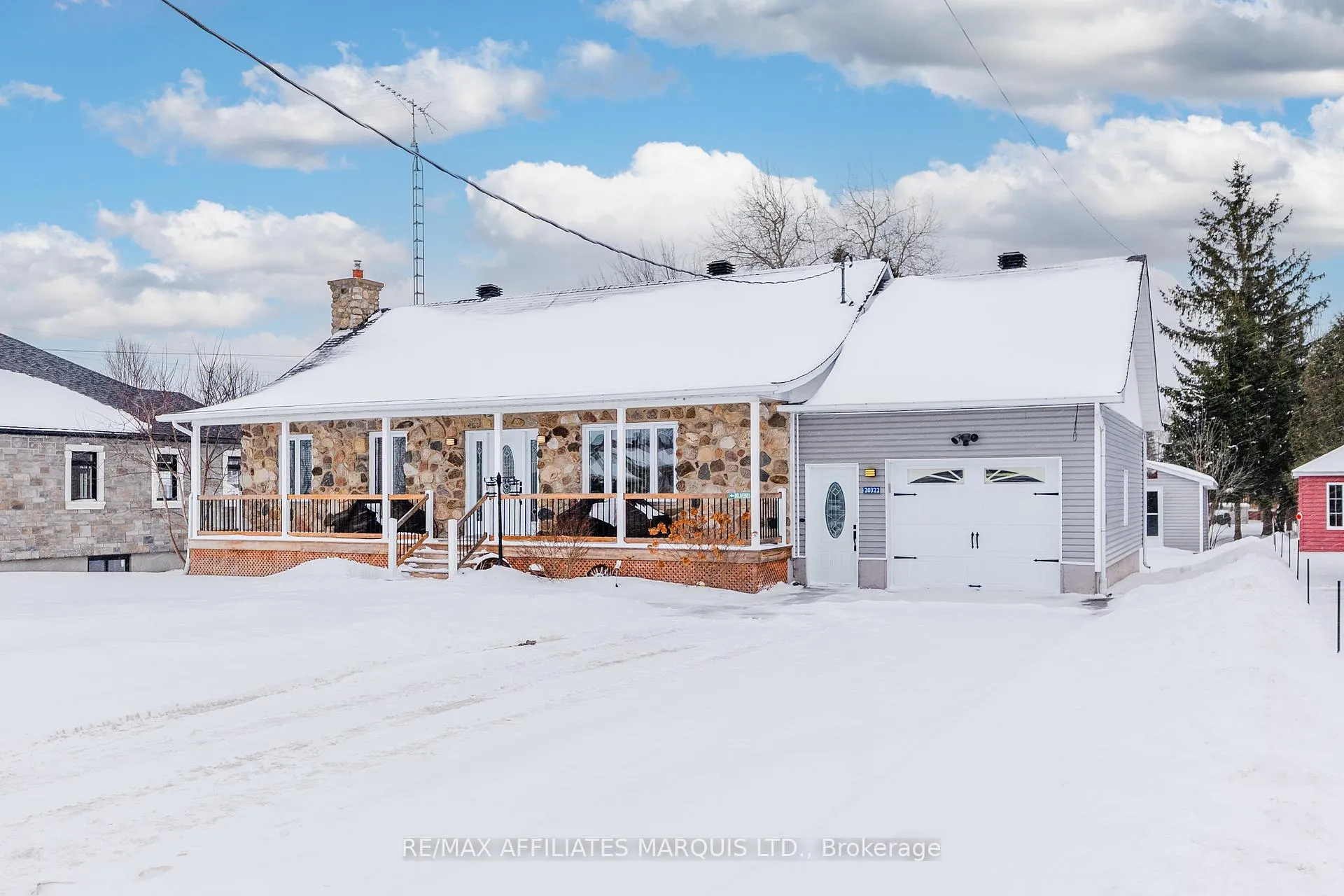 Front of 20322 Lochiel Street W