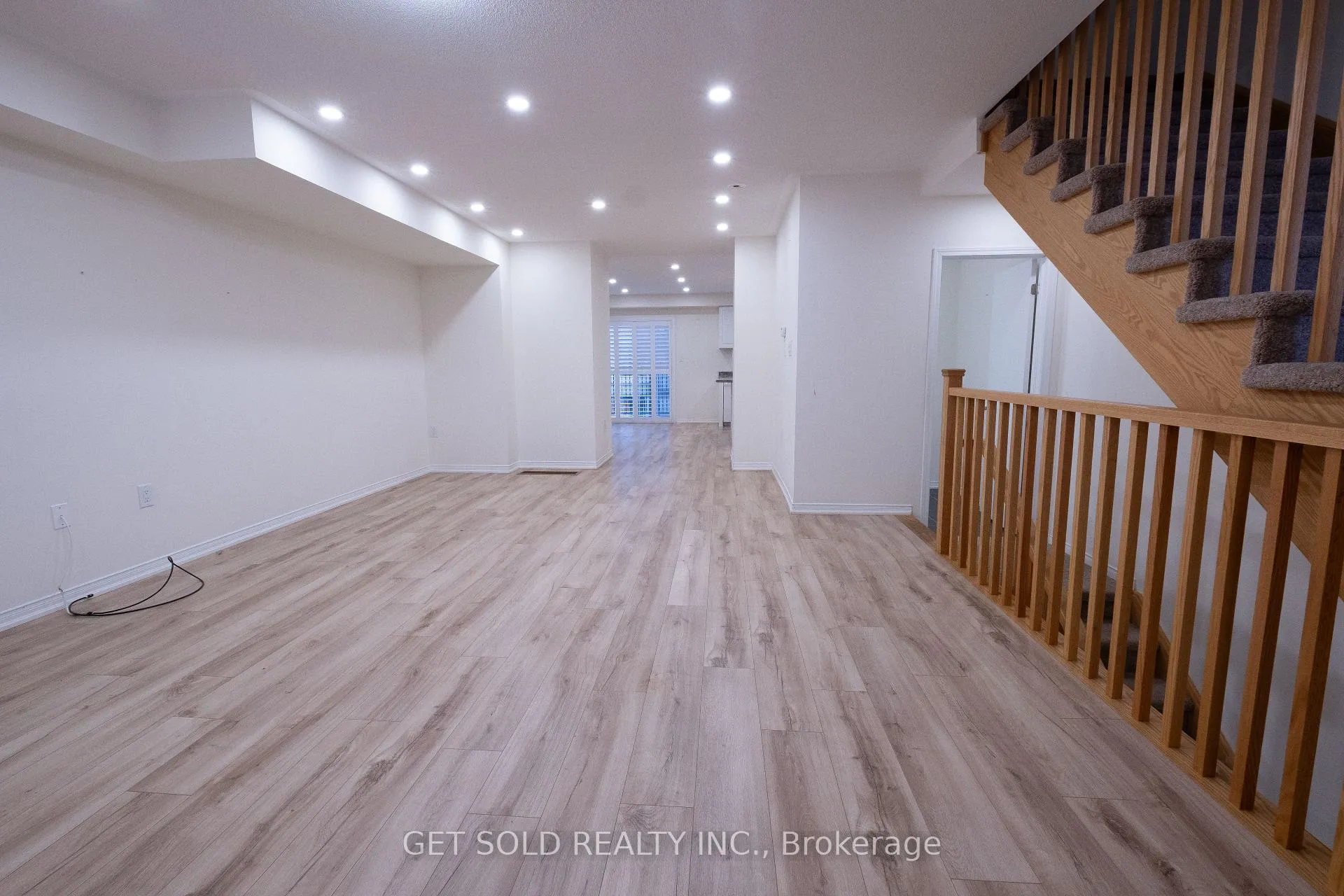 Photo 7 of 10 Loana Lane, Clarington, Bowmanville — HOMEH