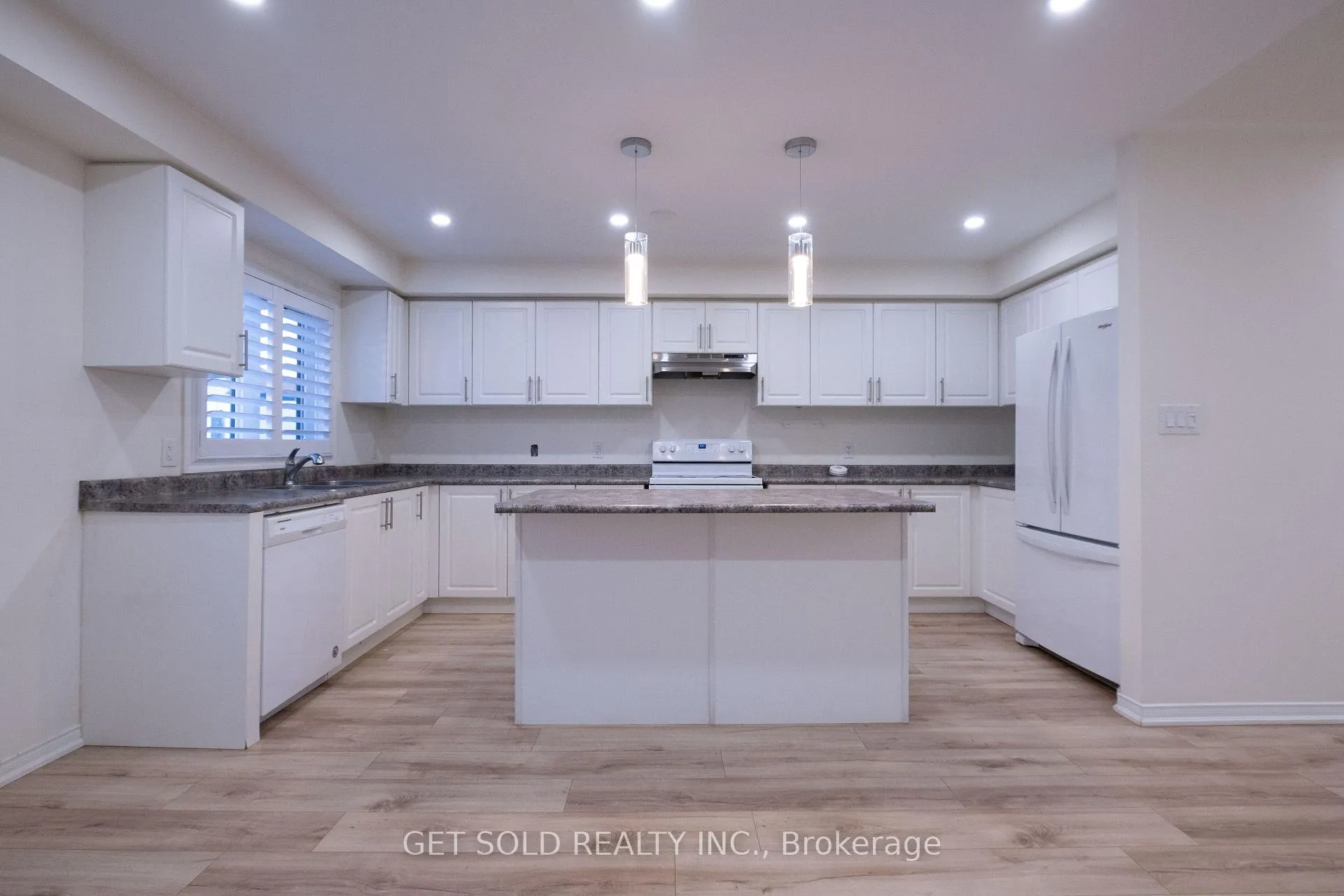 Photo 8 of 10 Loana Lane, Clarington, Bowmanville — HOMEH