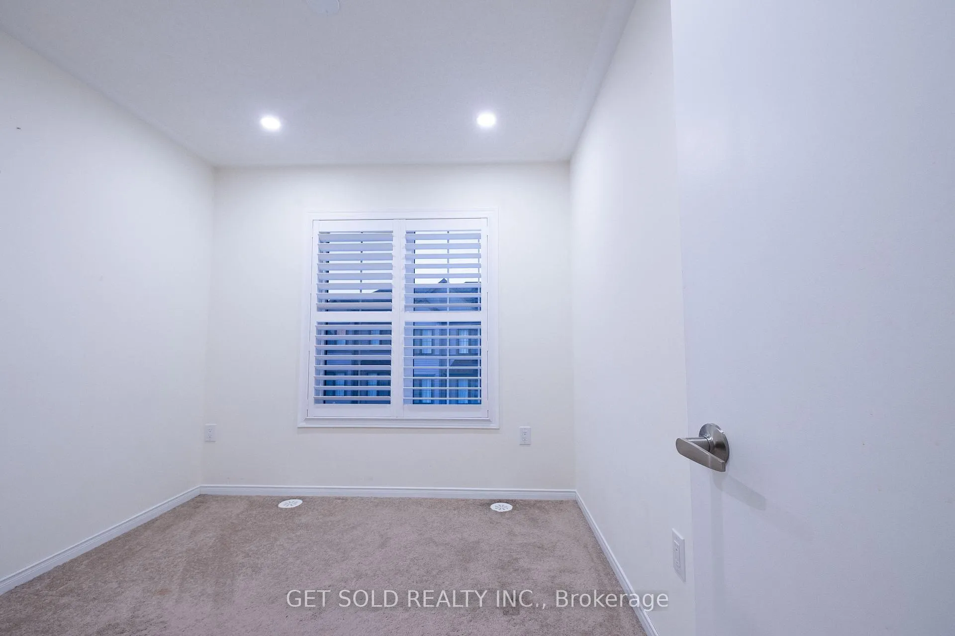 Photo 17 of 10 Loana Lane, Clarington, Bowmanville — HOMEH