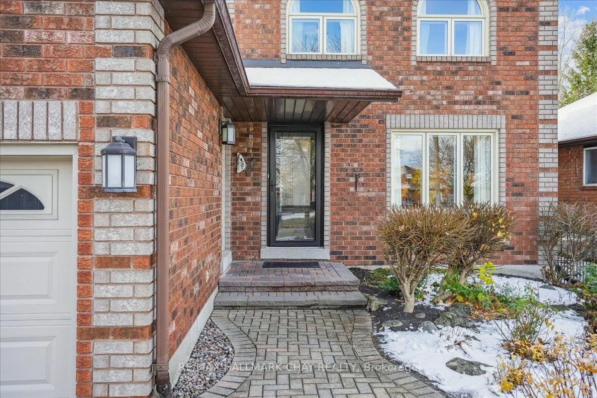 Photo 4 of 69 Irwin Drive, Barrie, Northwest — HOMEH