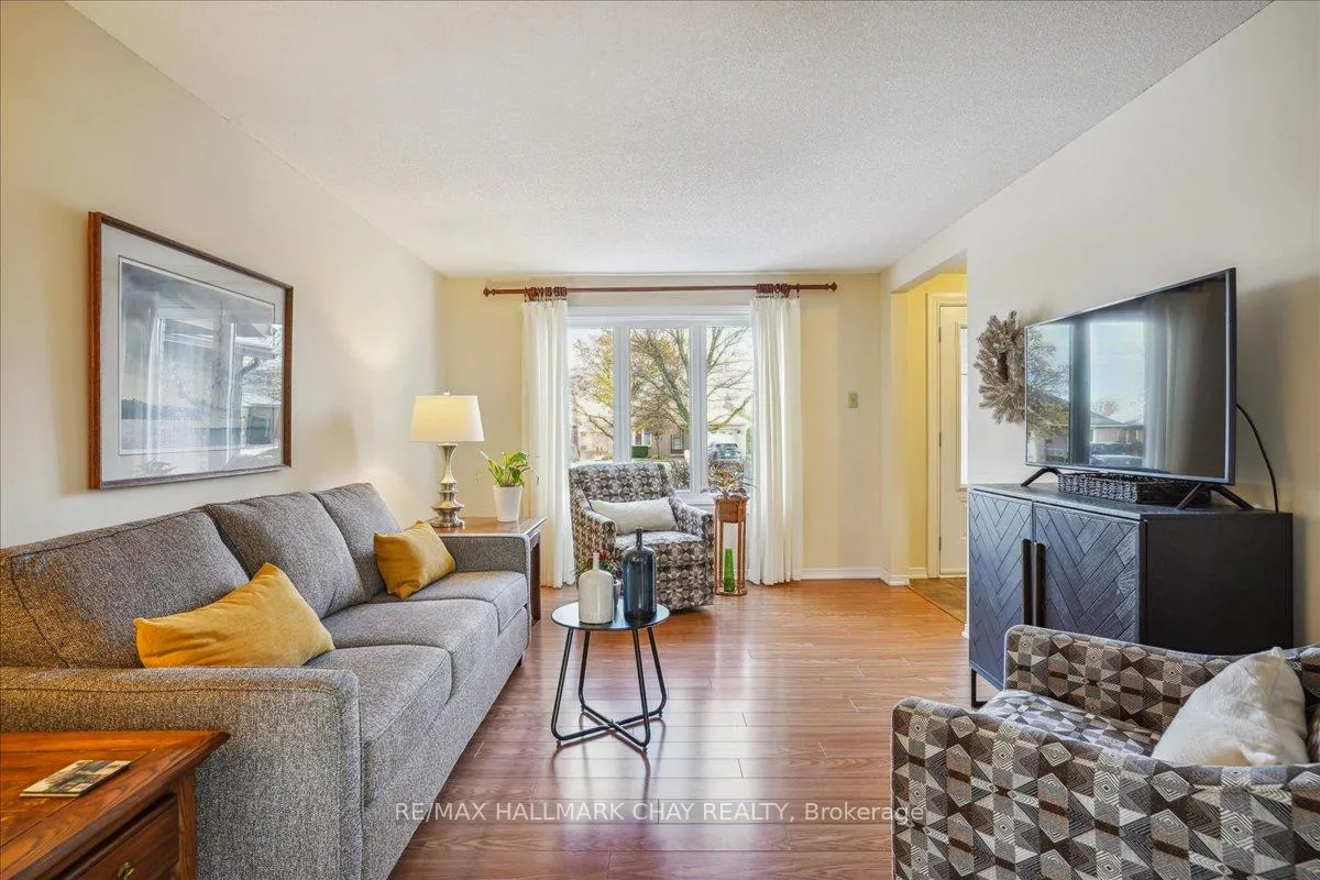 Photo 8 of 69 Irwin Drive, Barrie, Northwest — HOMEH