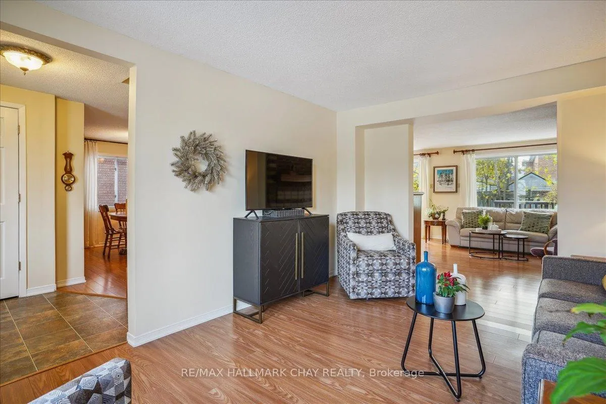 Photo 9 of 69 Irwin Drive, Barrie, Northwest — HOMEH