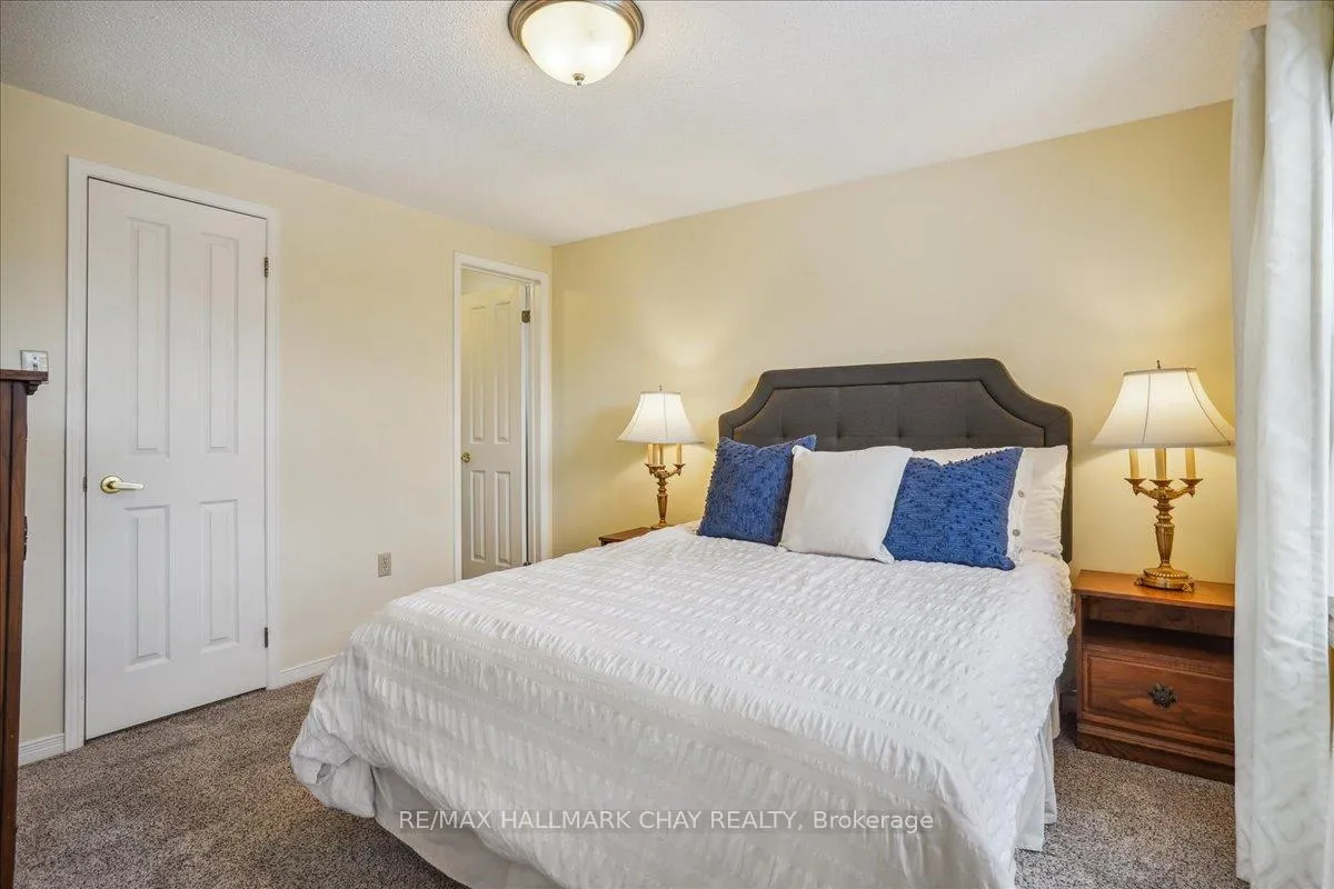 Photo 22 of 69 Irwin Drive, Barrie, Northwest — HOMEH