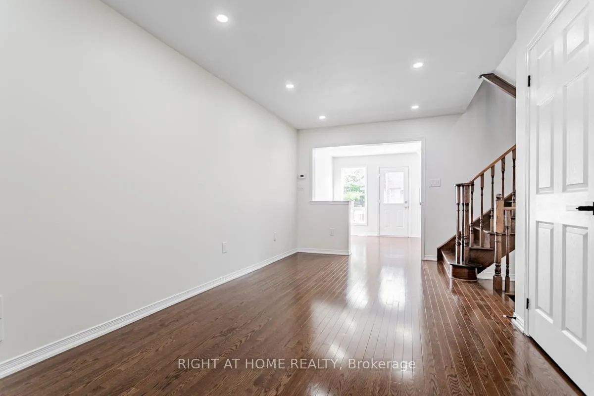 Photo 3 of 212 Zokol Drive, Aurora, Bayview Northeast — HOMEH