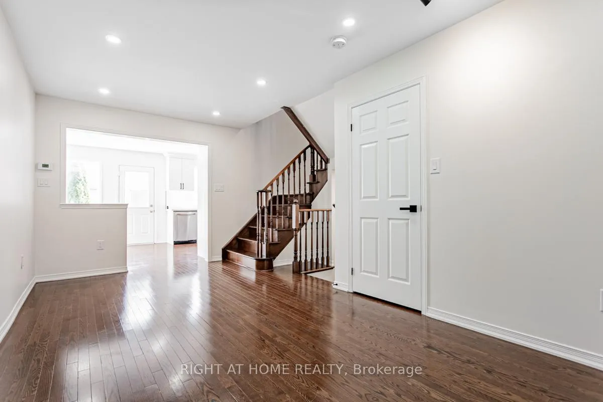 Photo 4 of 212 Zokol Drive, Aurora, Bayview Northeast — HOMEH