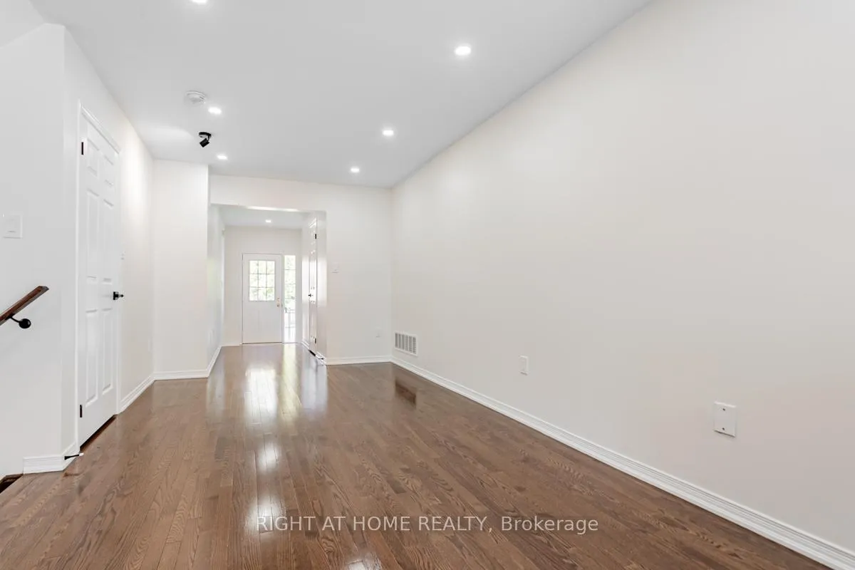 Photo 5 of 212 Zokol Drive, Aurora, Bayview Northeast — HOMEH