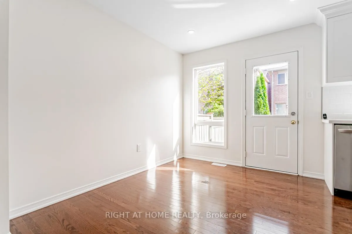 Photo 7 of 212 Zokol Drive, Aurora, Bayview Northeast — HOMEH