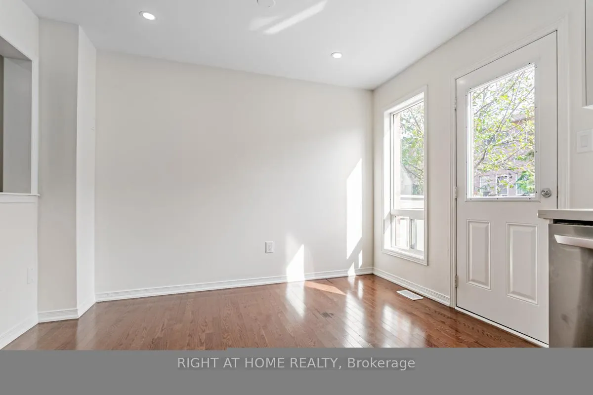 Photo 8 of 212 Zokol Drive, Aurora, Bayview Northeast — HOMEH