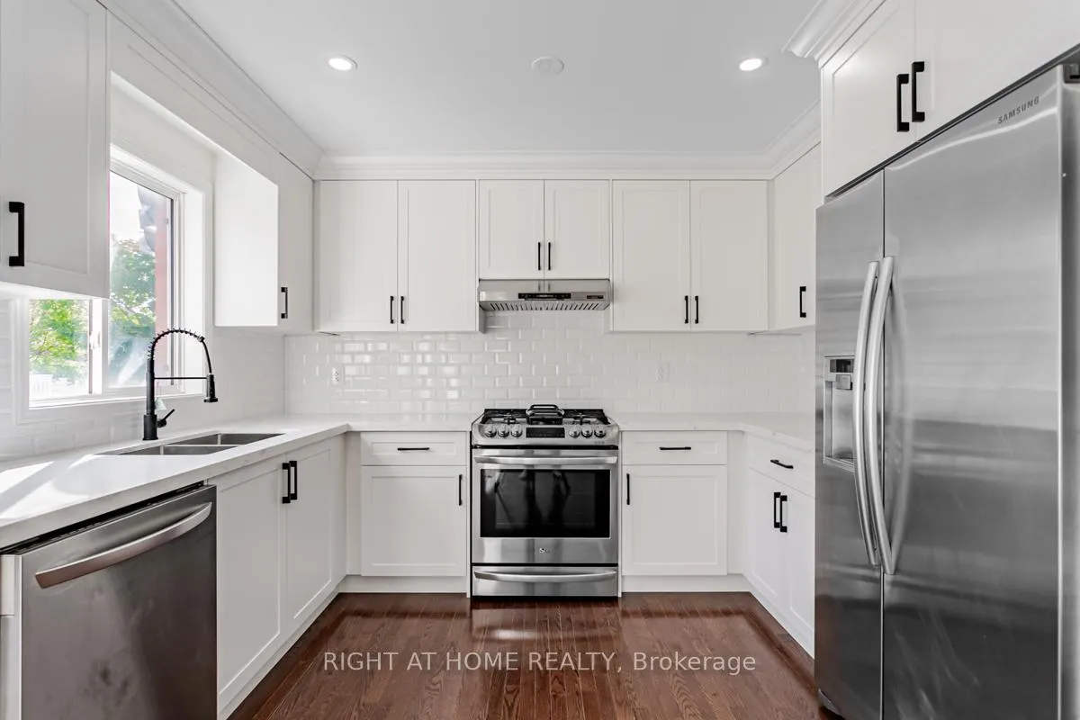 Photo 10 of 212 Zokol Drive, Aurora, Bayview Northeast — HOMEH