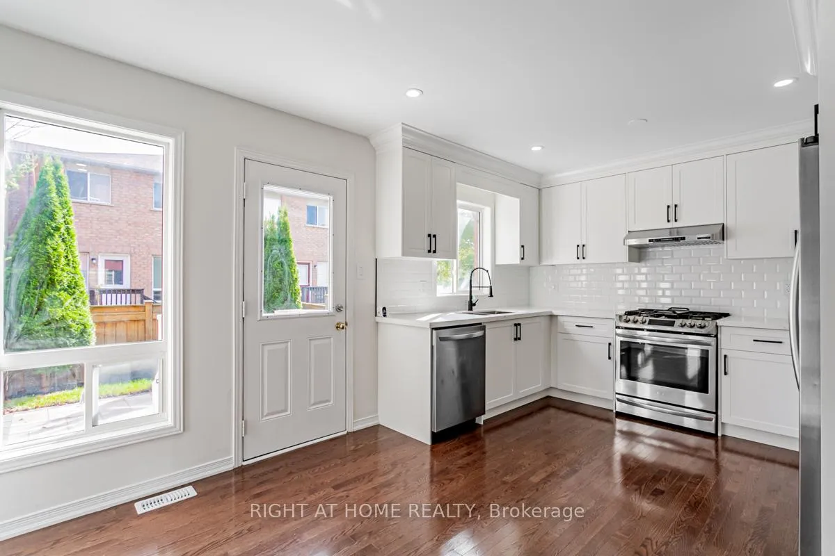 Photo 11 of 212 Zokol Drive, Aurora, Bayview Northeast — HOMEH