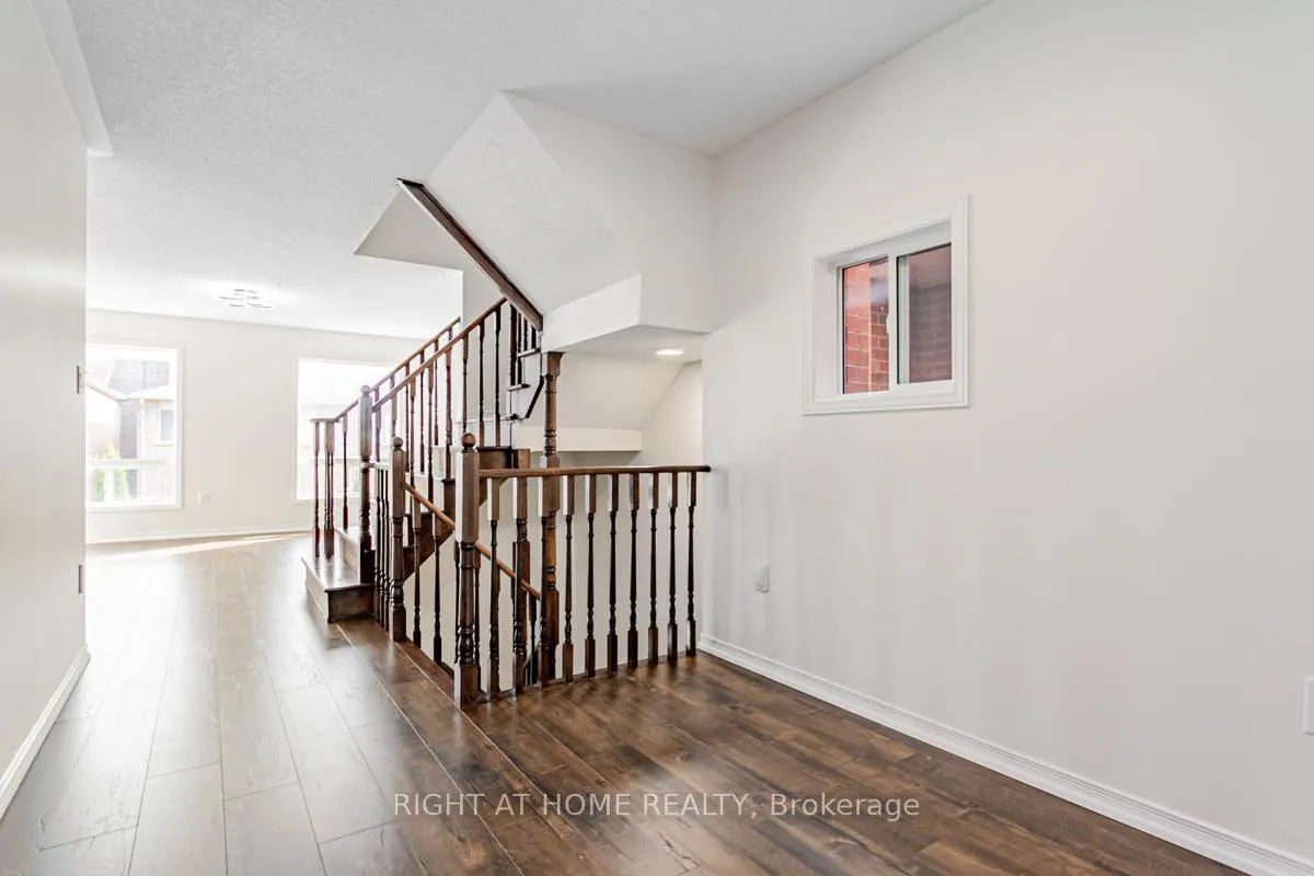 Photo 12 of 212 Zokol Drive, Aurora, Bayview Northeast — HOMEH