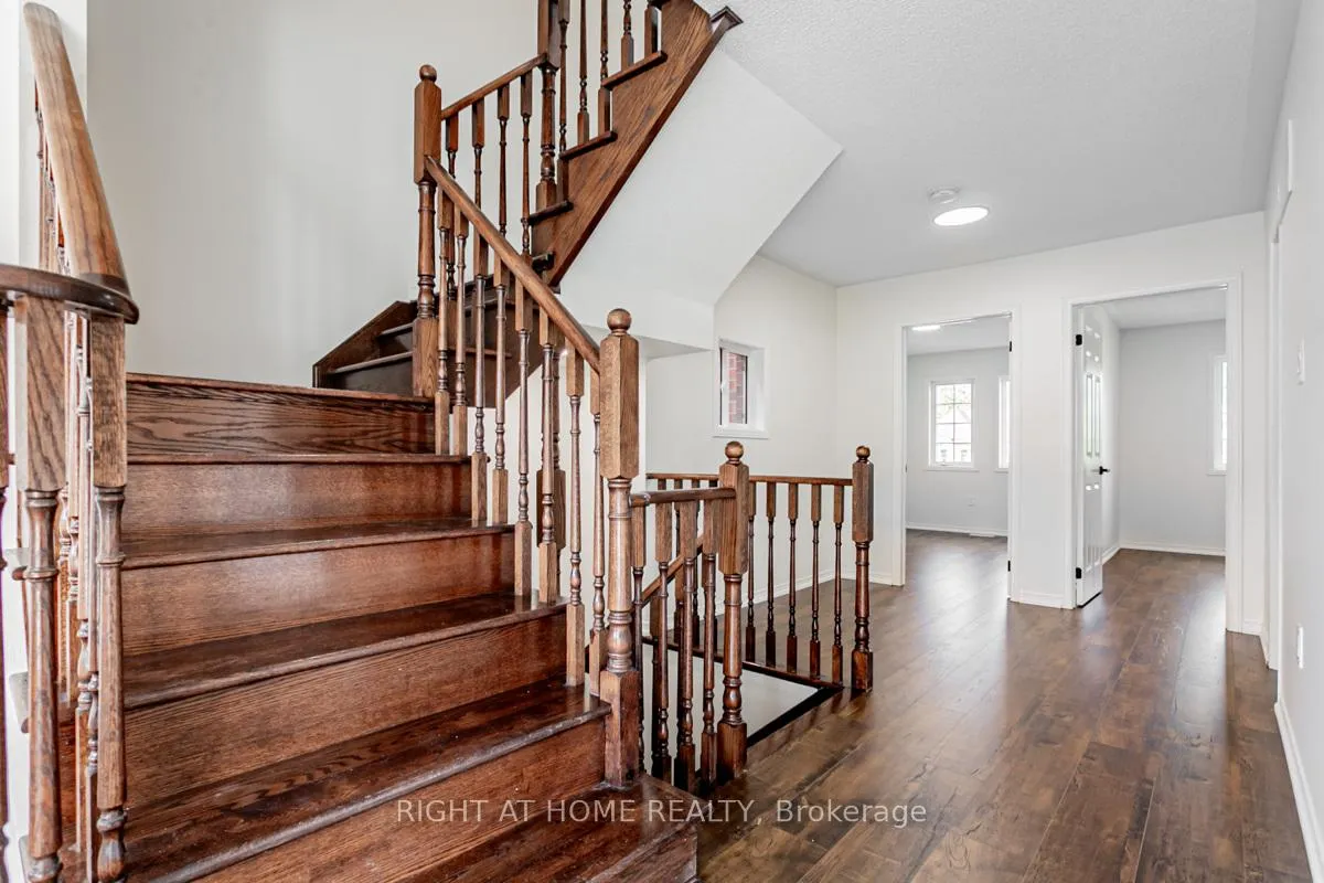 Photo 13 of 212 Zokol Drive, Aurora, Bayview Northeast — HOMEH