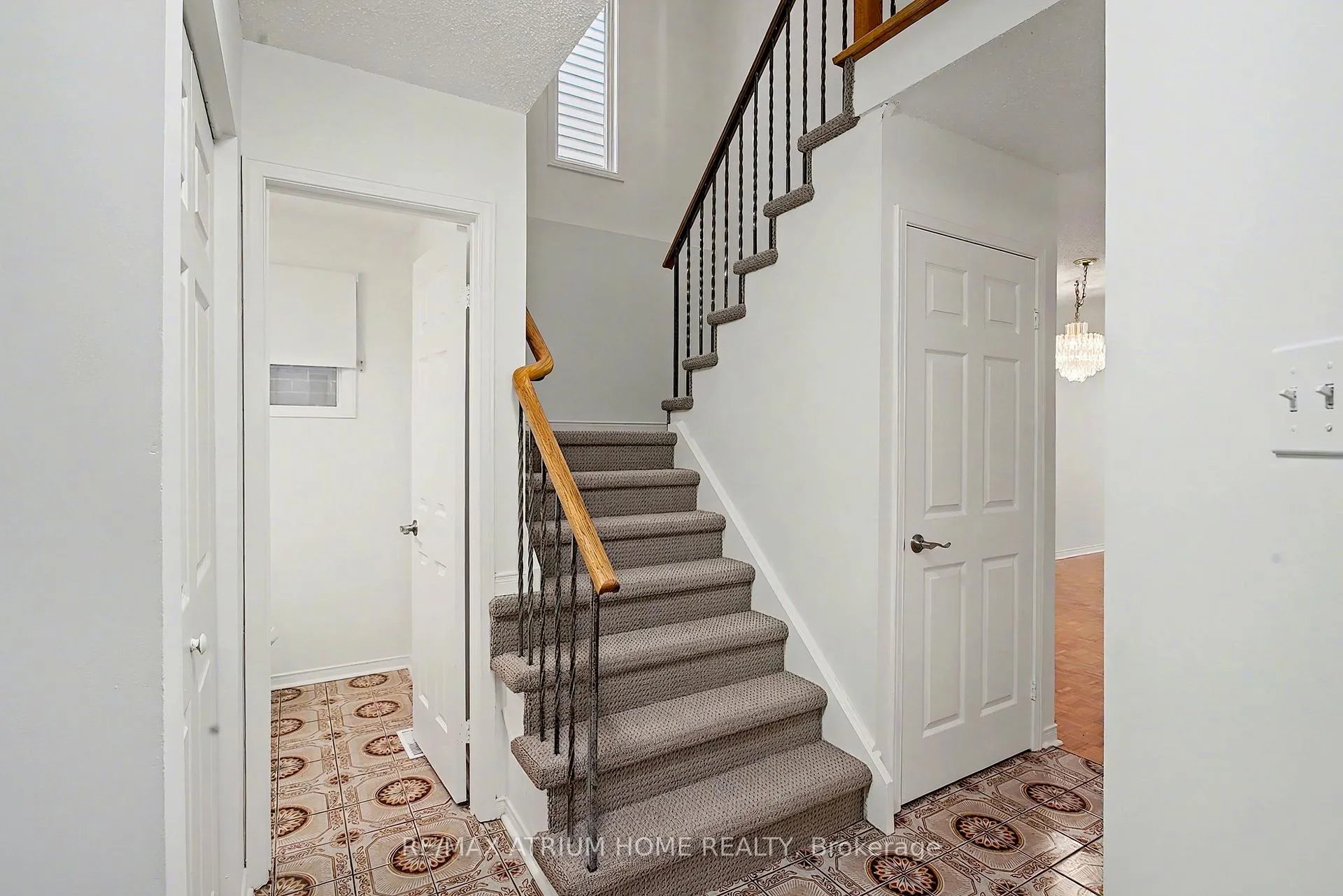 Photo 2 of 139 Esther Crescent, Vaughan, Crestwood-Springfarm-Yorkhill — HOMEH
