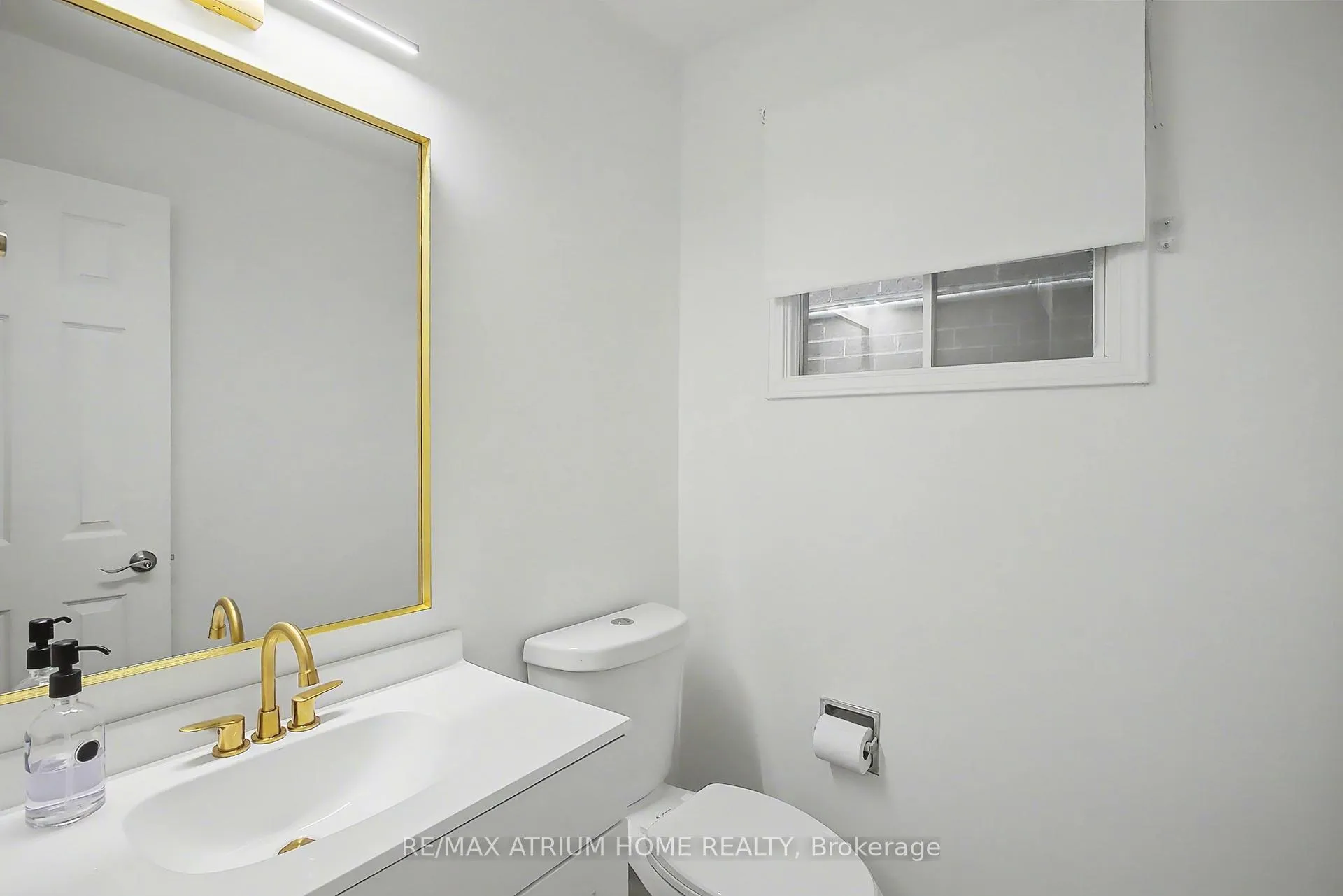 Photo 3 of 139 Esther Crescent, Vaughan, Crestwood-Springfarm-Yorkhill — HOMEH