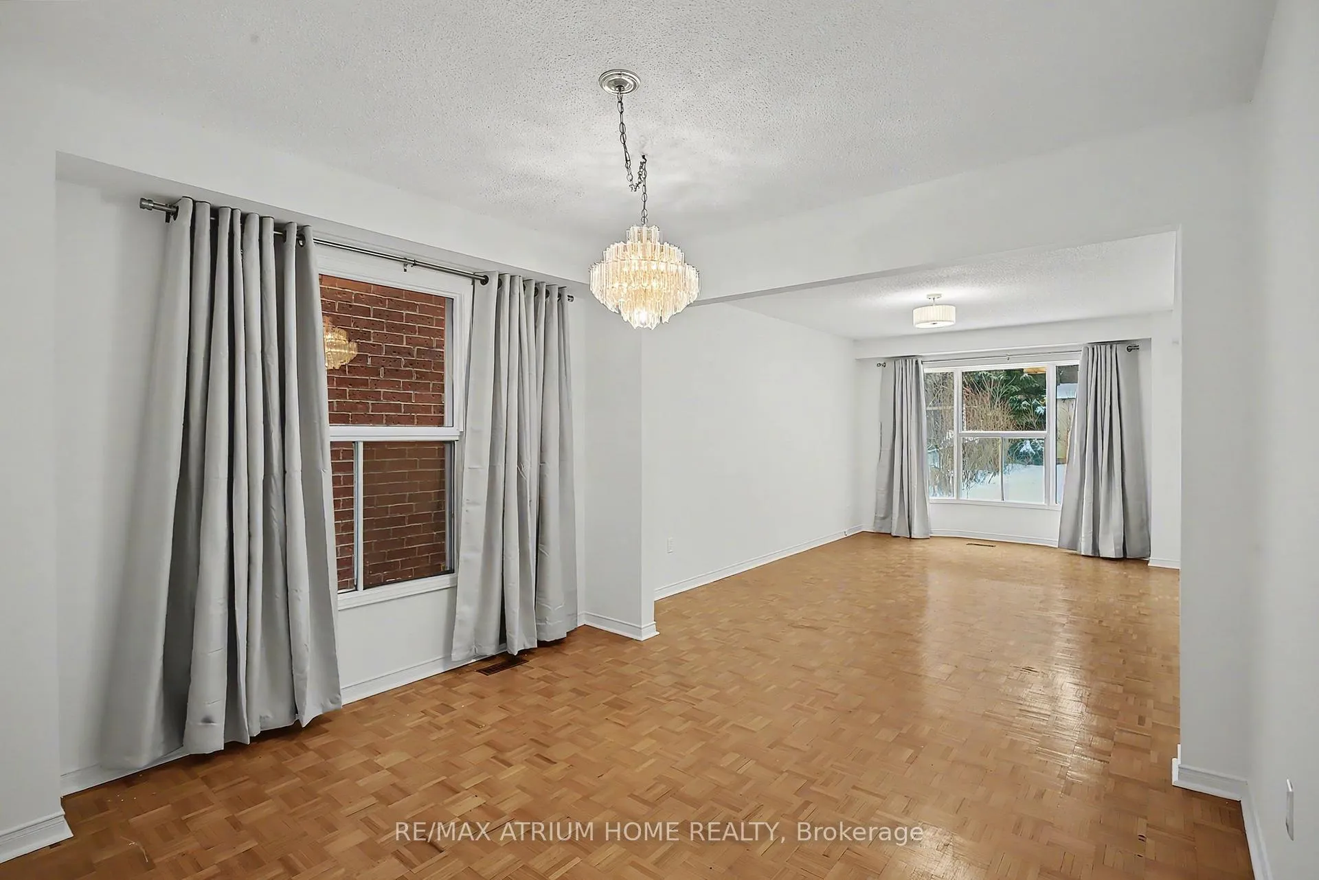 Photo 4 of 139 Esther Crescent, Vaughan, Crestwood-Springfarm-Yorkhill — HOMEH