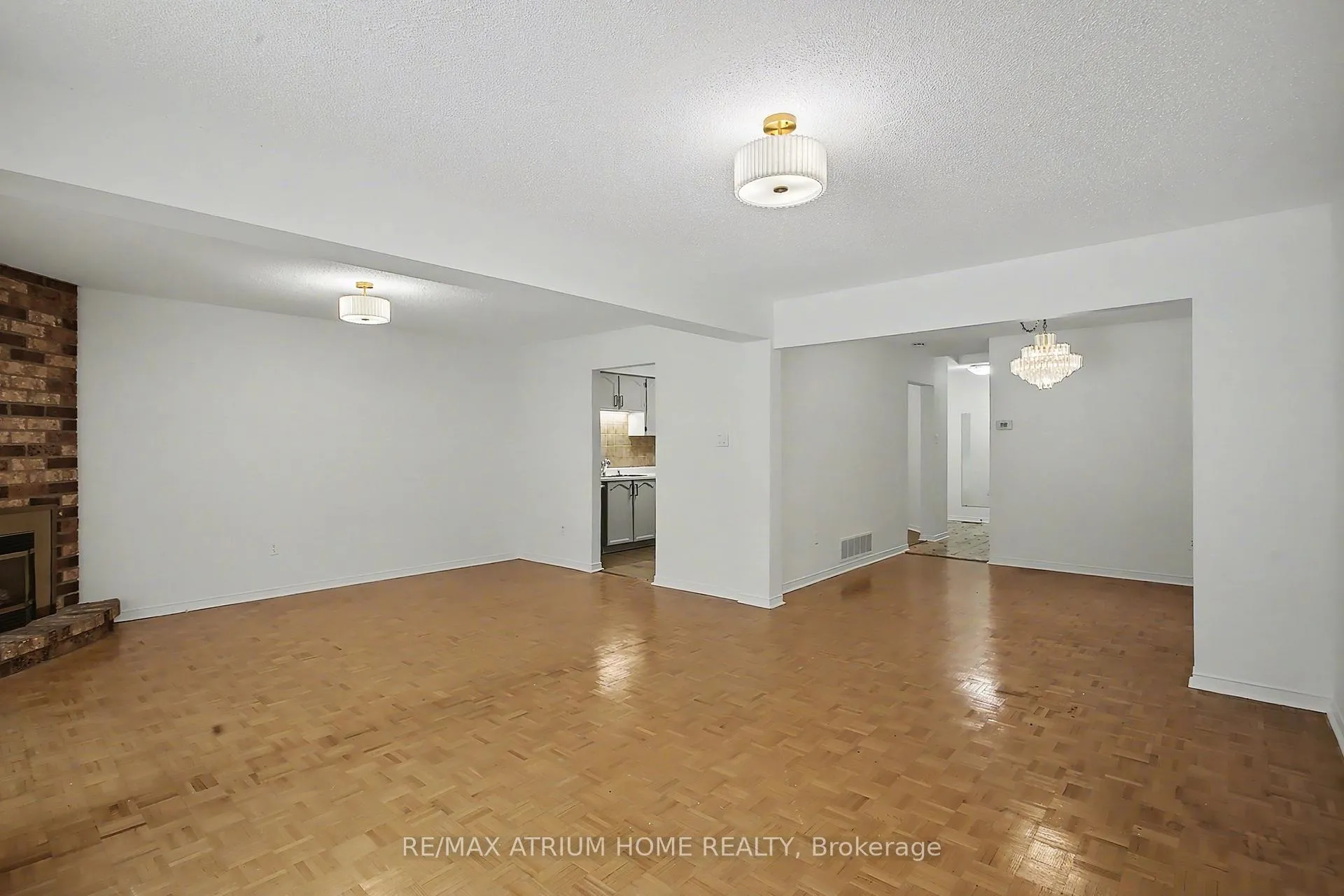 Photo 5 of 139 Esther Crescent, Vaughan, Crestwood-Springfarm-Yorkhill — HOMEH