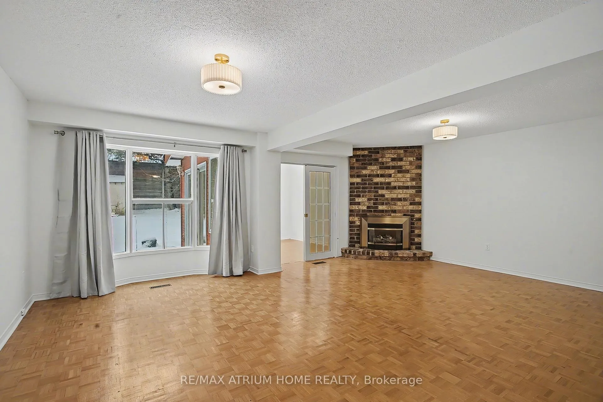 Photo 6 of 139 Esther Crescent, Vaughan, Crestwood-Springfarm-Yorkhill — HOMEH