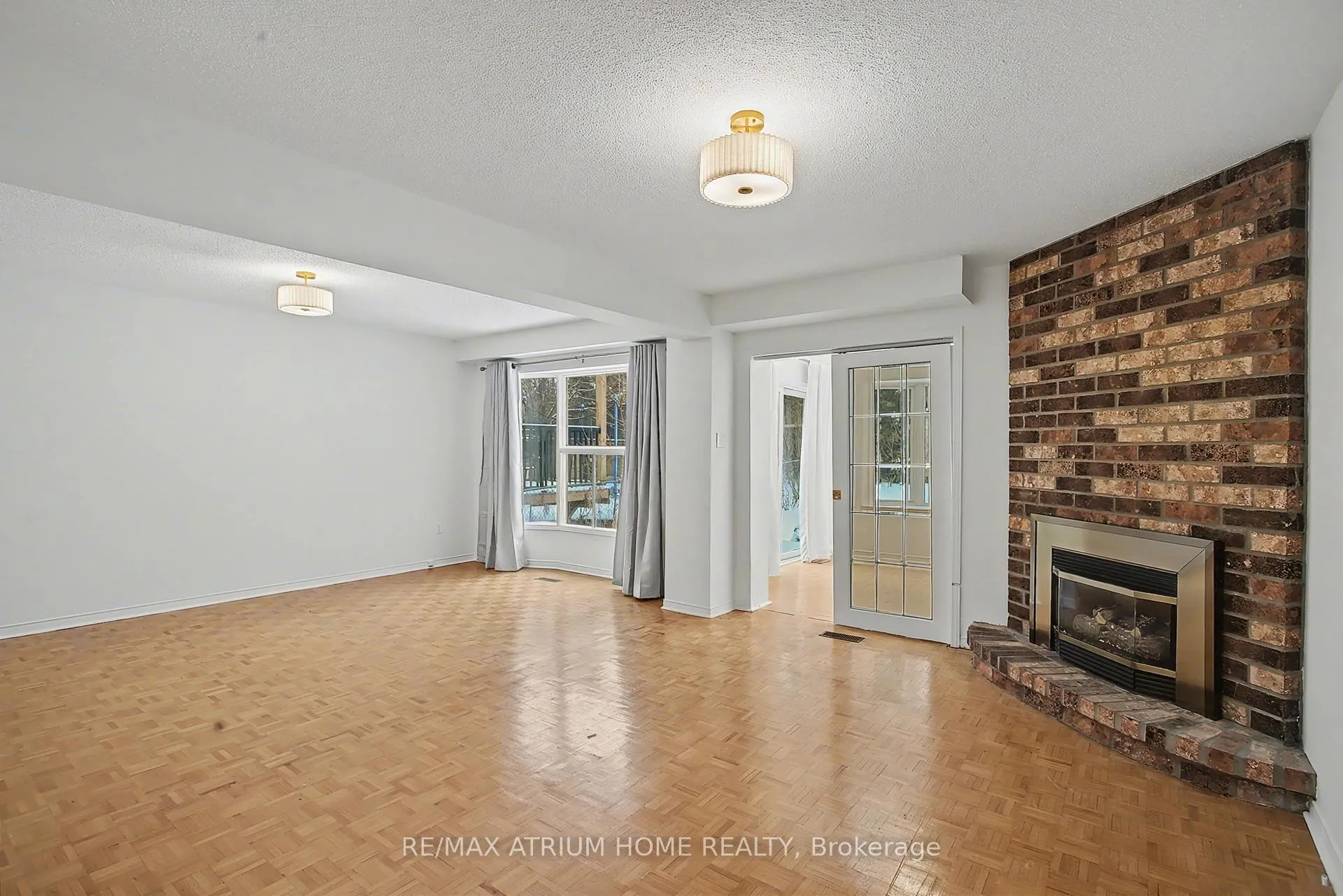 Photo 7 of 139 Esther Crescent, Vaughan, Crestwood-Springfarm-Yorkhill — HOMEH