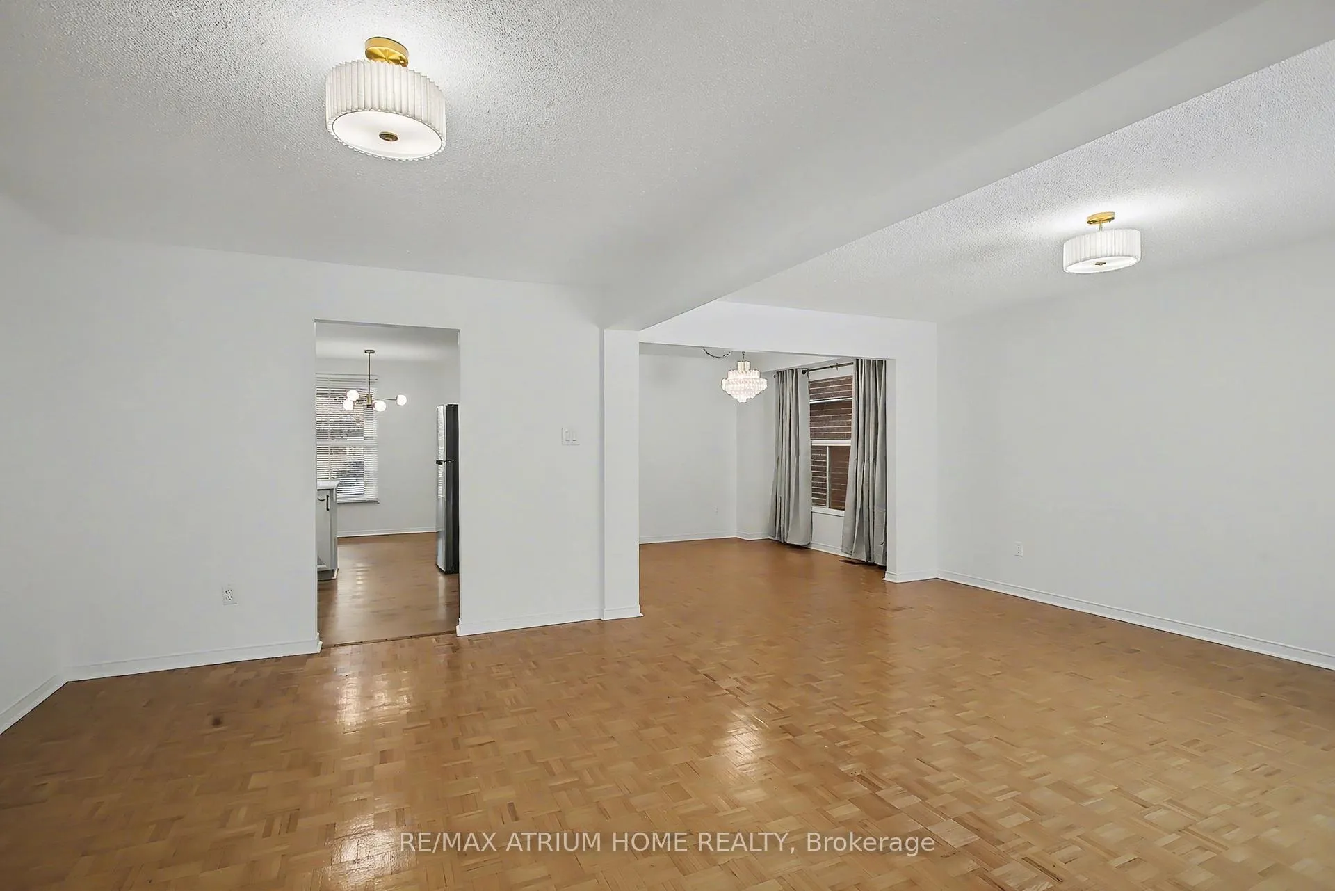 Photo 8 of 139 Esther Crescent, Vaughan, Crestwood-Springfarm-Yorkhill — HOMEH