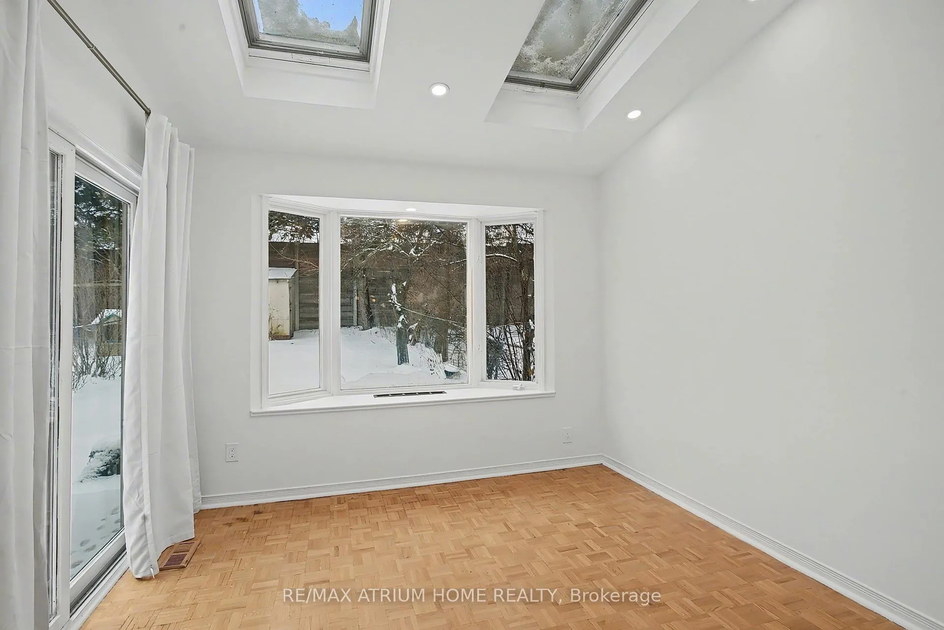 Photo 9 of 139 Esther Crescent, Vaughan, Crestwood-Springfarm-Yorkhill — HOMEH