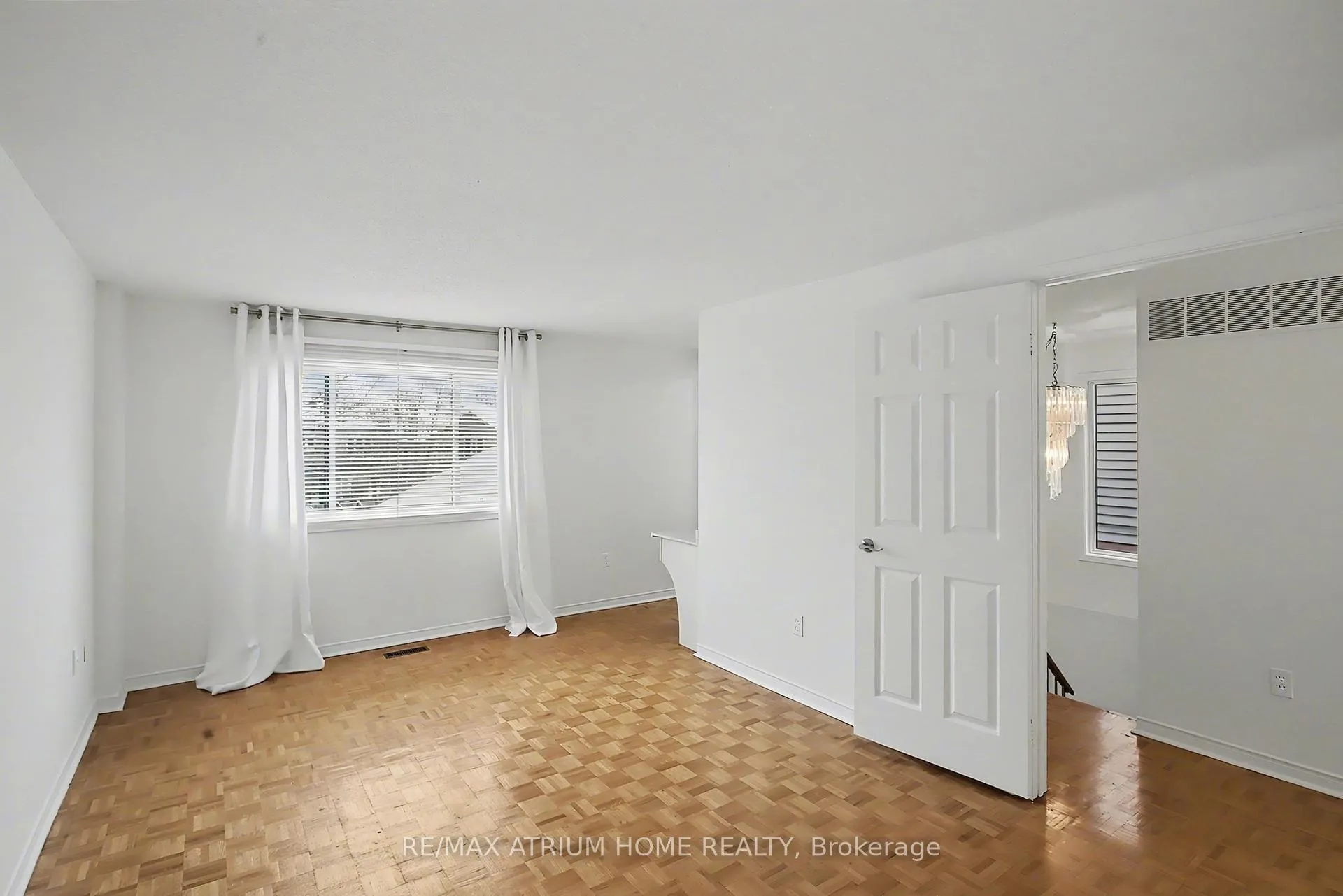 Photo 13 of 139 Esther Crescent, Vaughan, Crestwood-Springfarm-Yorkhill — HOMEH