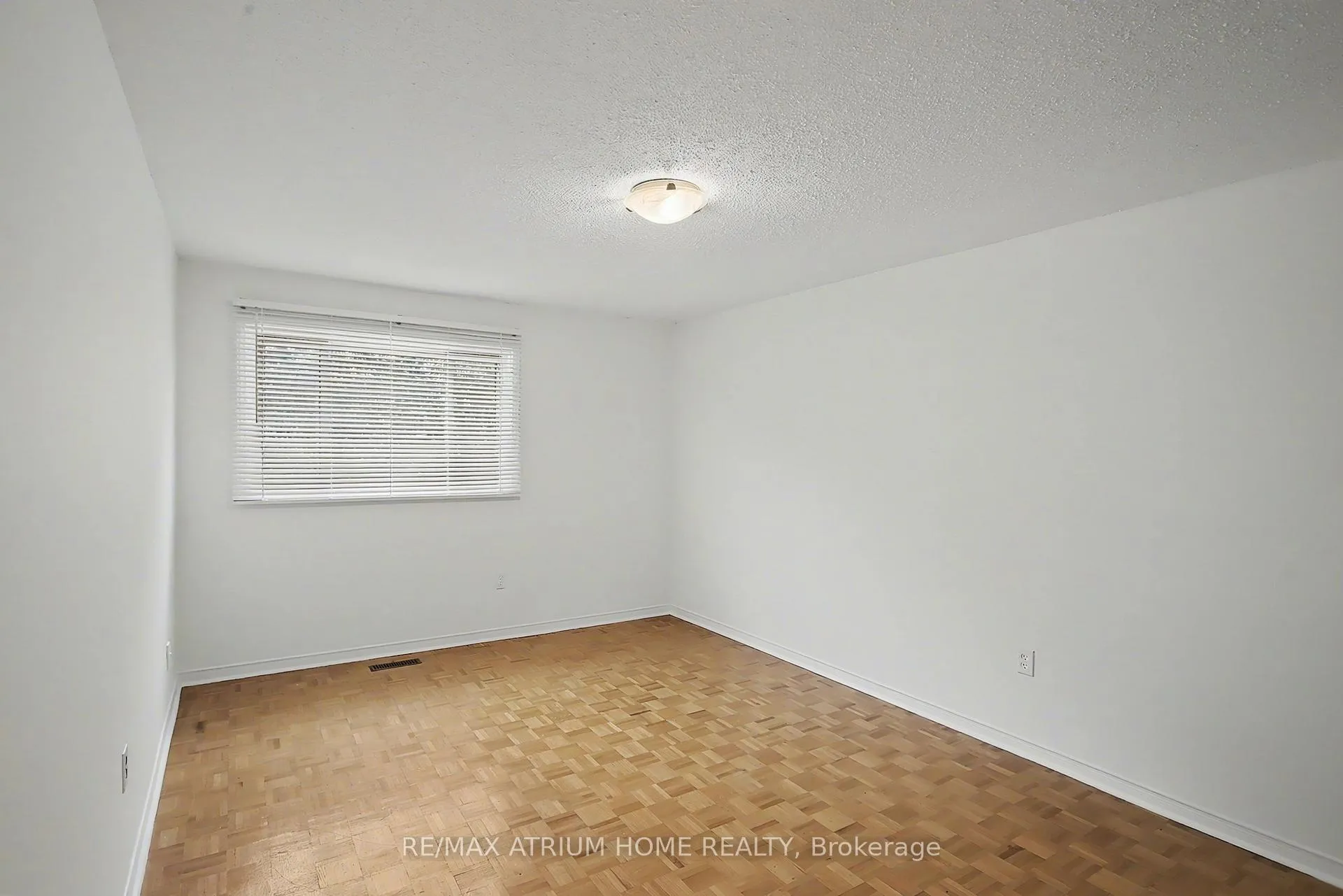 Photo 16 of 139 Esther Crescent, Vaughan, Crestwood-Springfarm-Yorkhill — HOMEH