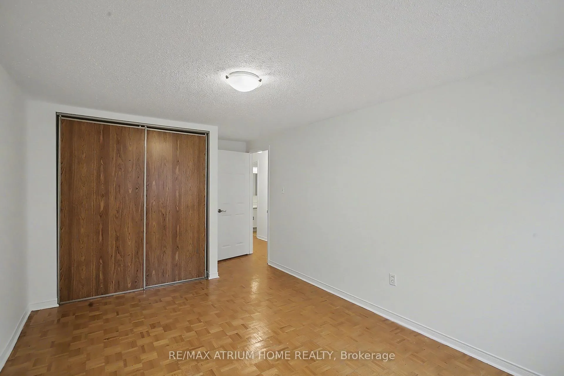 Photo 17 of 139 Esther Crescent, Vaughan, Crestwood-Springfarm-Yorkhill — HOMEH
