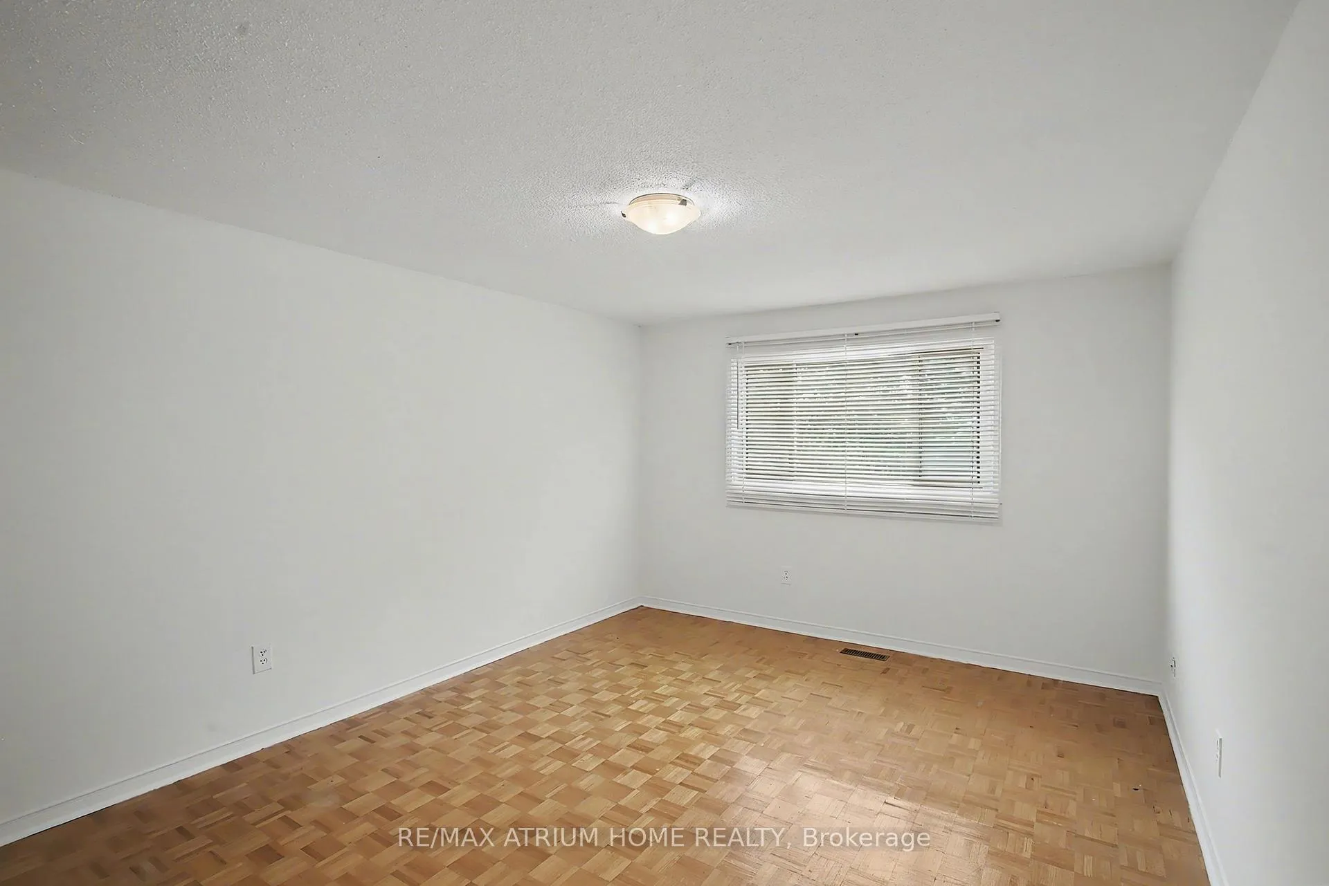 Photo 18 of 139 Esther Crescent, Vaughan, Crestwood-Springfarm-Yorkhill — HOMEH