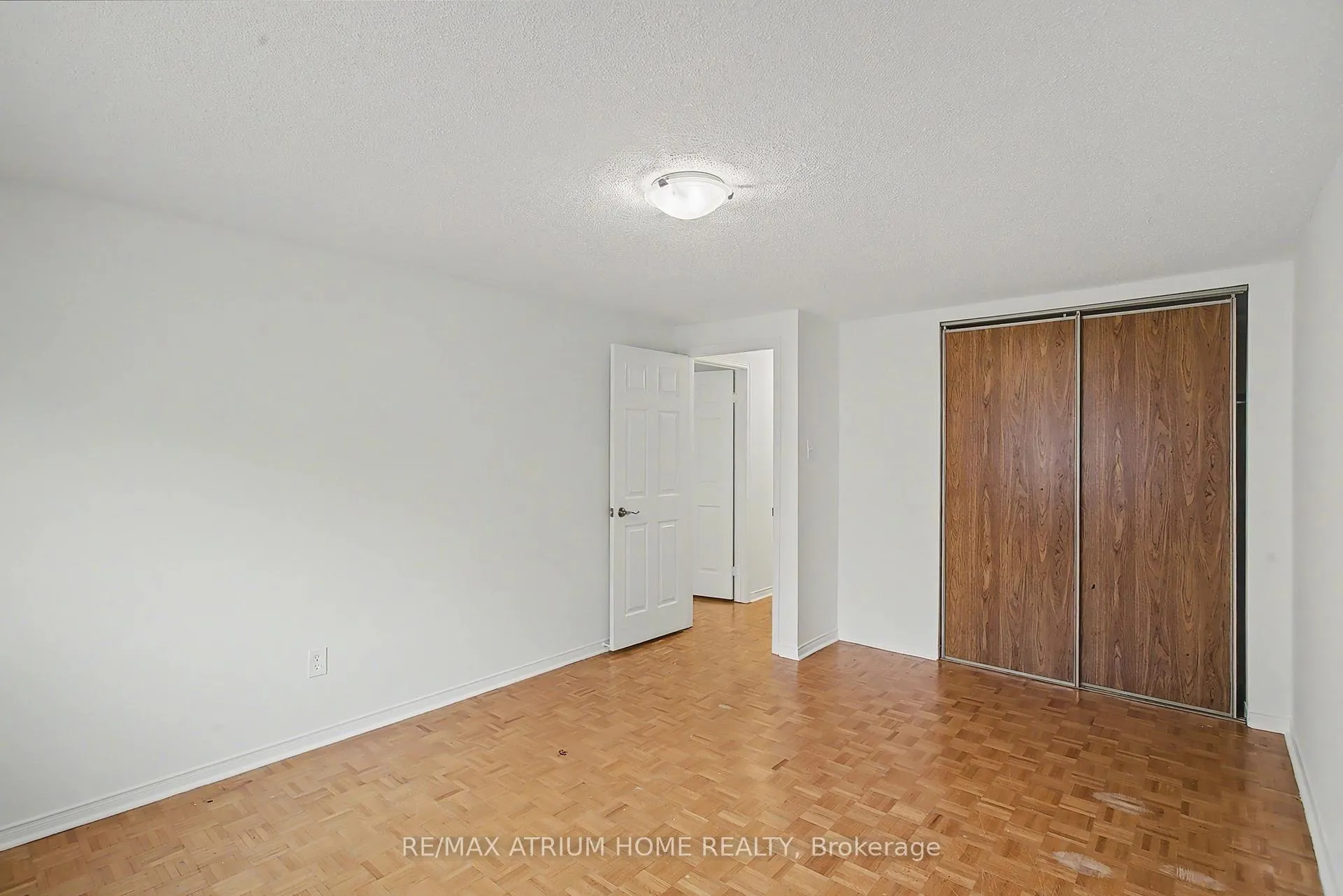 Photo 19 of 139 Esther Crescent, Vaughan, Crestwood-Springfarm-Yorkhill — HOMEH