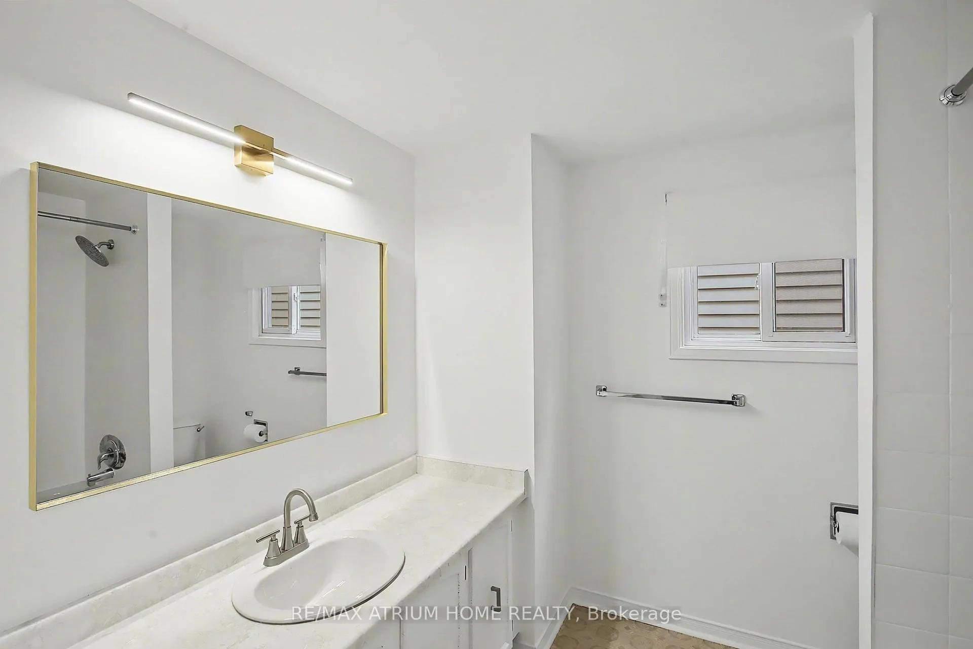 Photo 20 of 139 Esther Crescent, Vaughan, Crestwood-Springfarm-Yorkhill — HOMEH