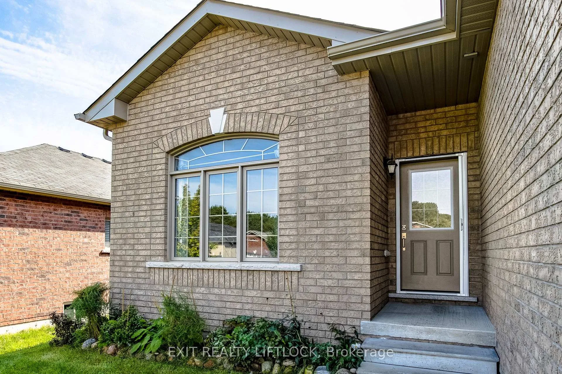 Photo 2 of 8 Beausoleil Drive, Penetanguishene — HOMEH