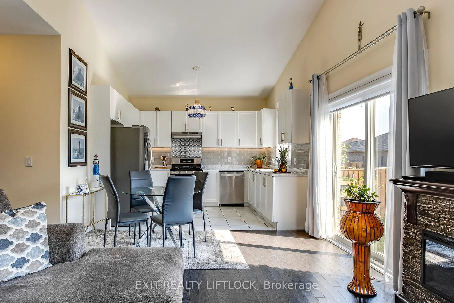 Photo 4 of 8 Beausoleil Drive, Penetanguishene — HOMEH